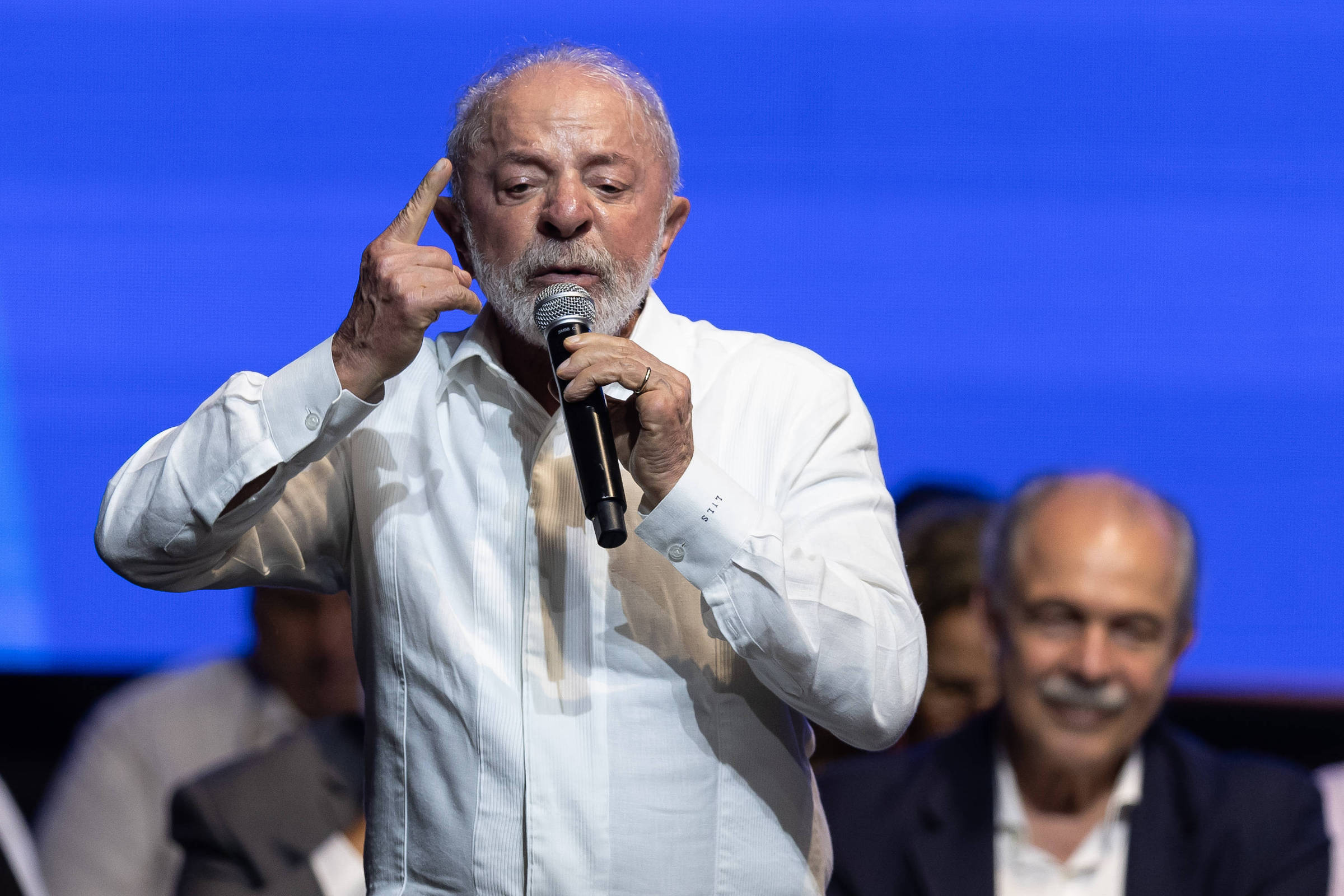 Endividamento das famílias avança para 29% da renda, mesmo após programa Desenrola, diz artigo
