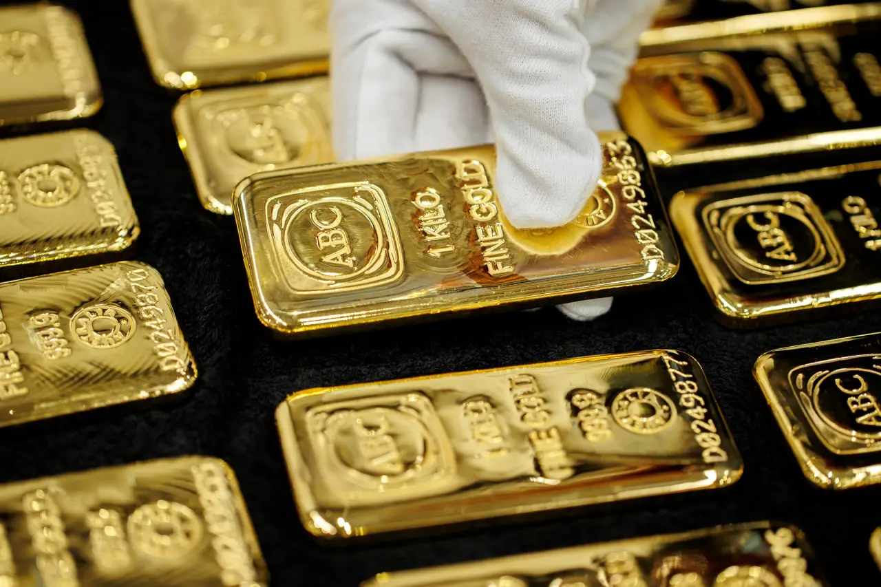 Ouro recua 22% desde o recorde de janeiro mesmo com tensão no Irã e intriga investidores