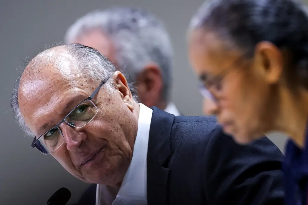 Ex-presidente da Petrobras vê “contradição” em país com petróleo, mas dependente de gasolina importada