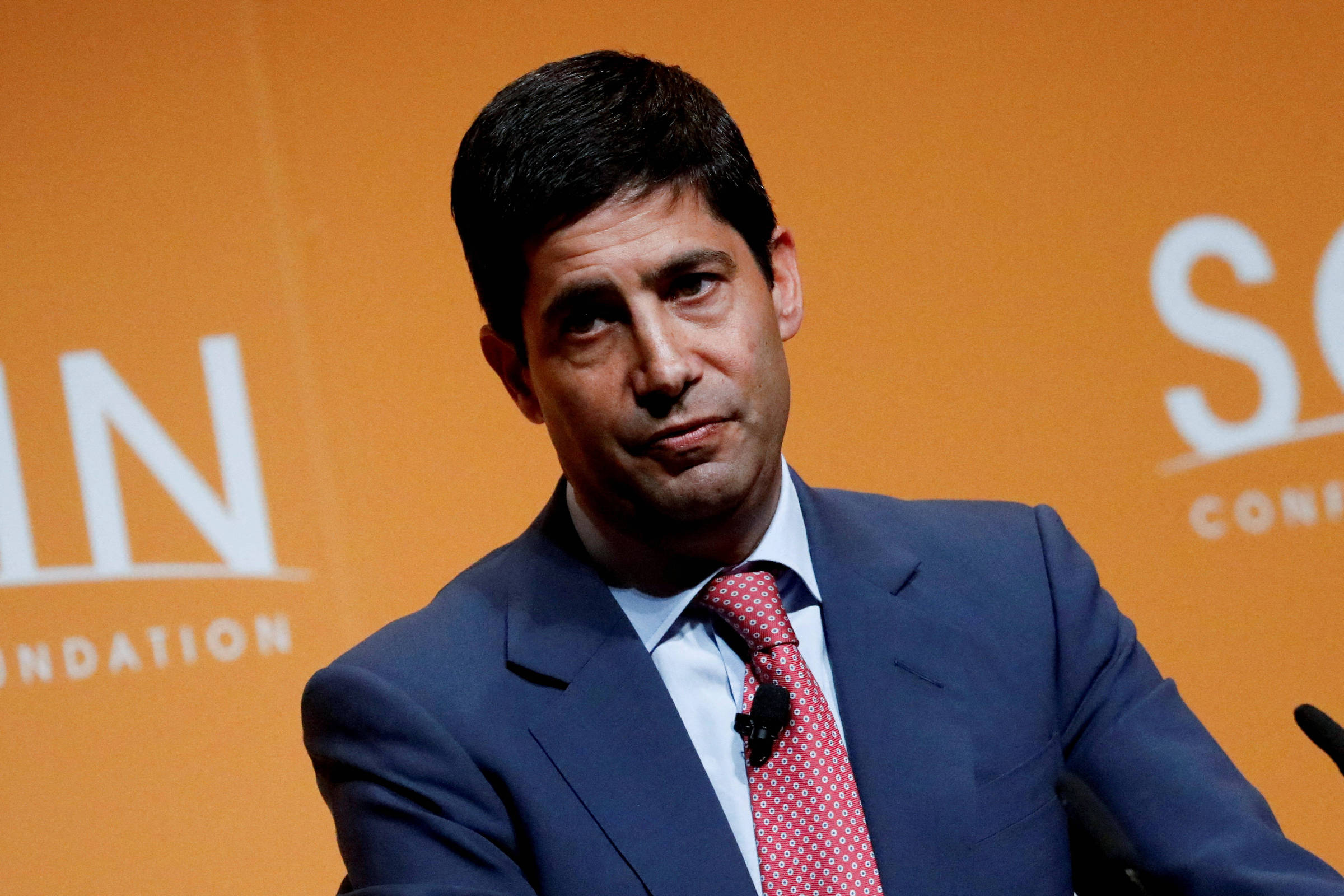 Indicação de Kevin Warsh para presidir o Fed enfrenta atraso no Senado dos EUA