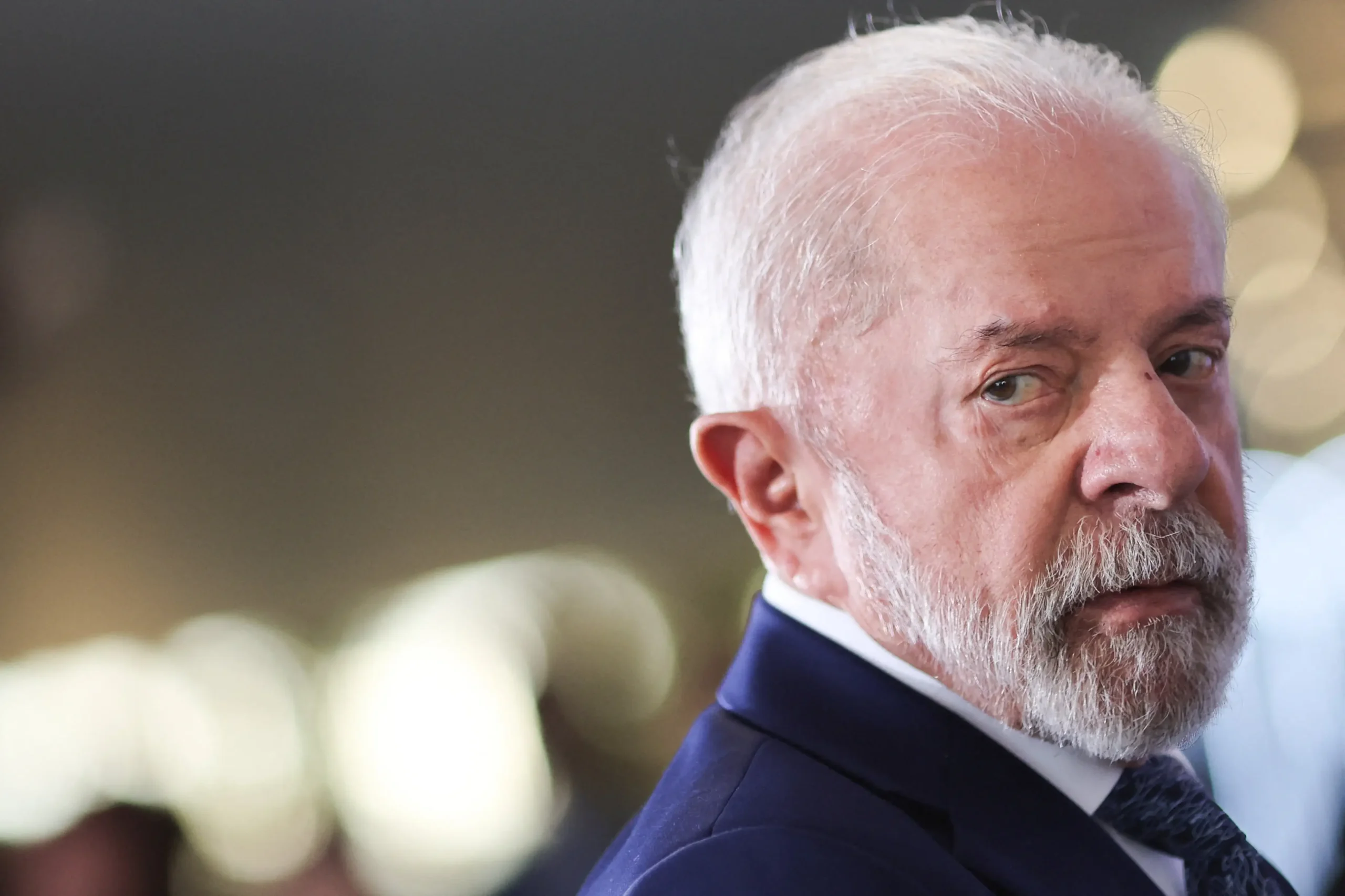 Real se valoriza, dólar rompe R$ 5 e XP revê inflação para 5,1% em 2024