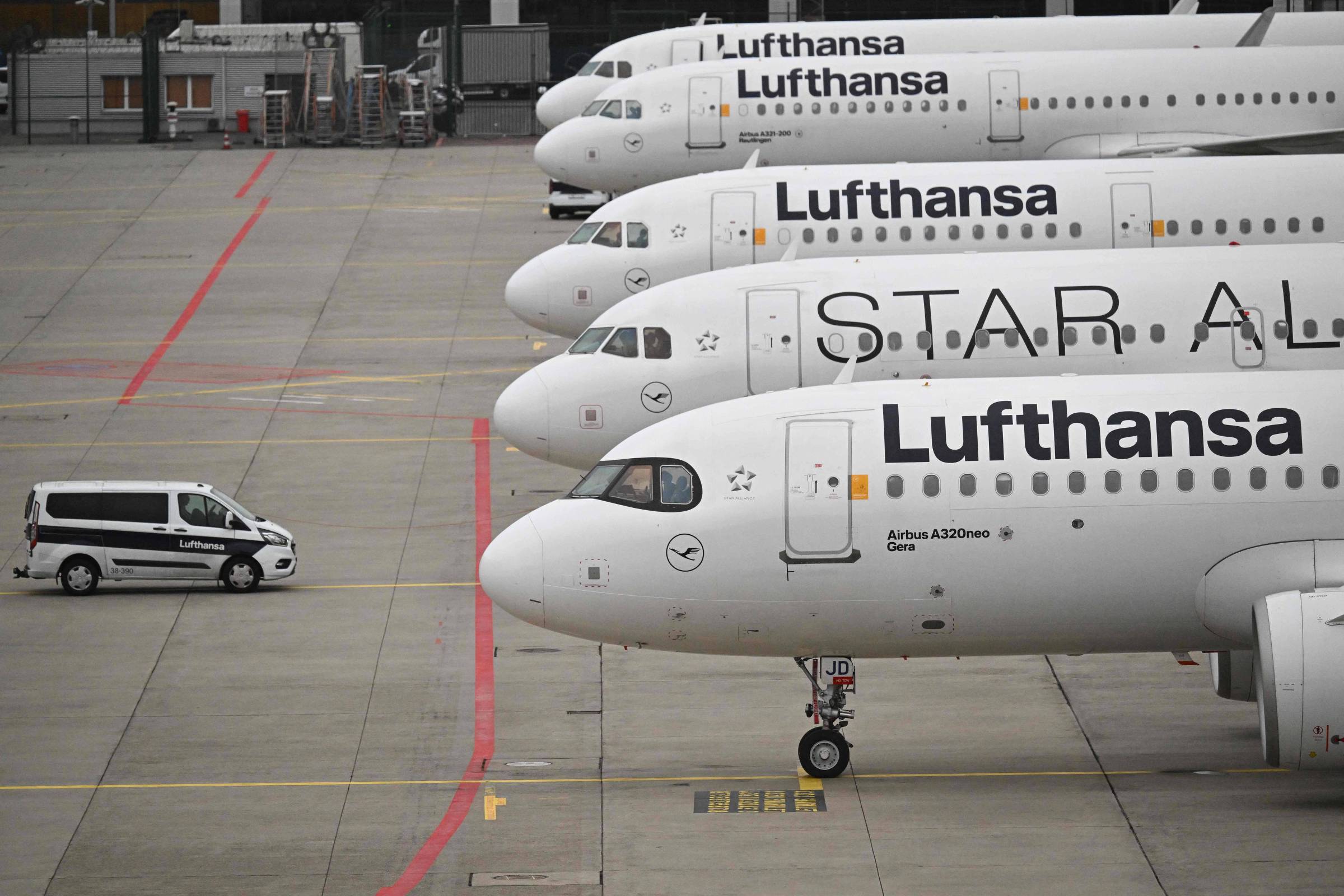 Lufthansa elimina 20 mil voos na Europa para poupar combustível após alta de custos