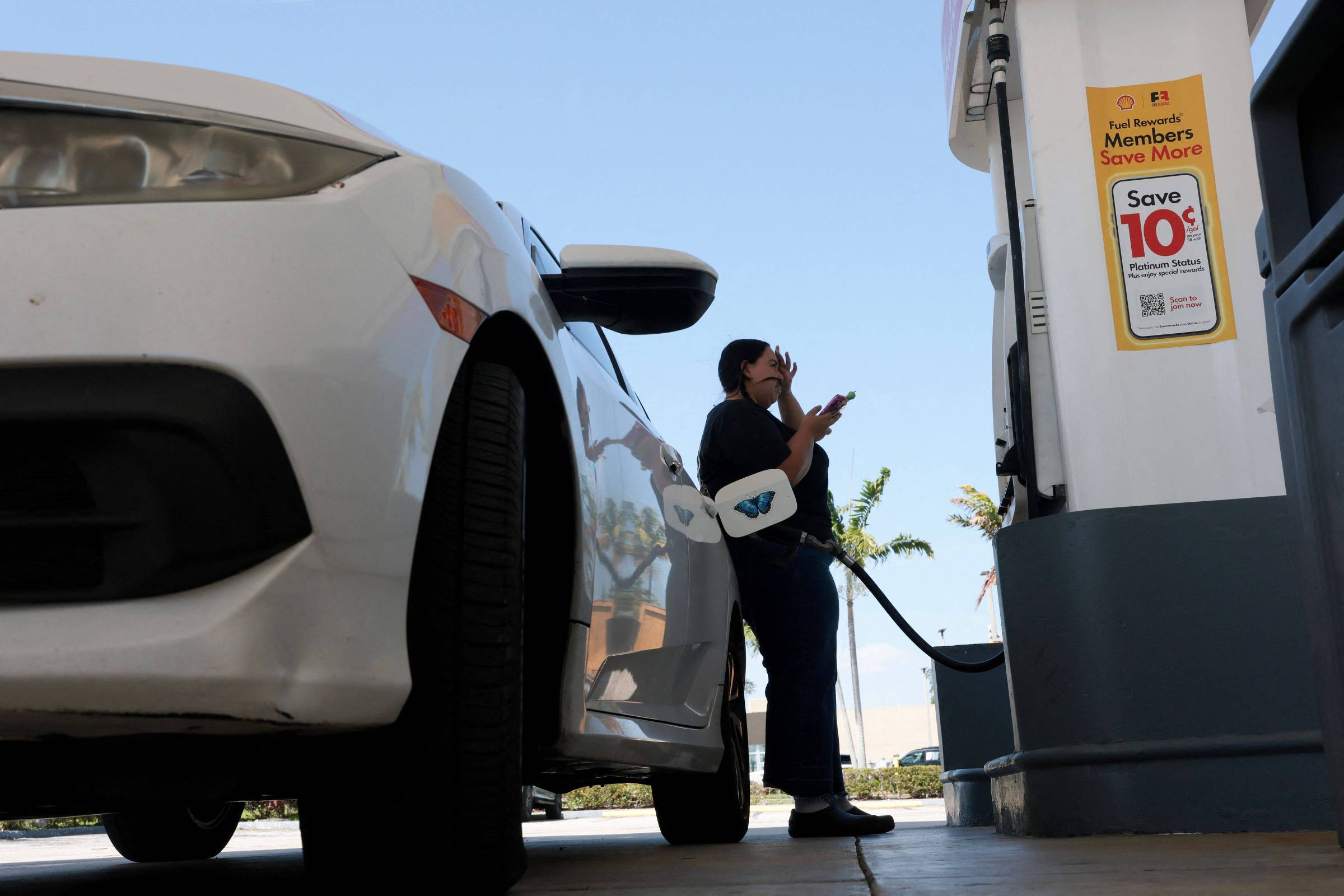 Alta da gasolina leva motoristas nos EUA a cortar gastos, dividir caronas e até vender plasma