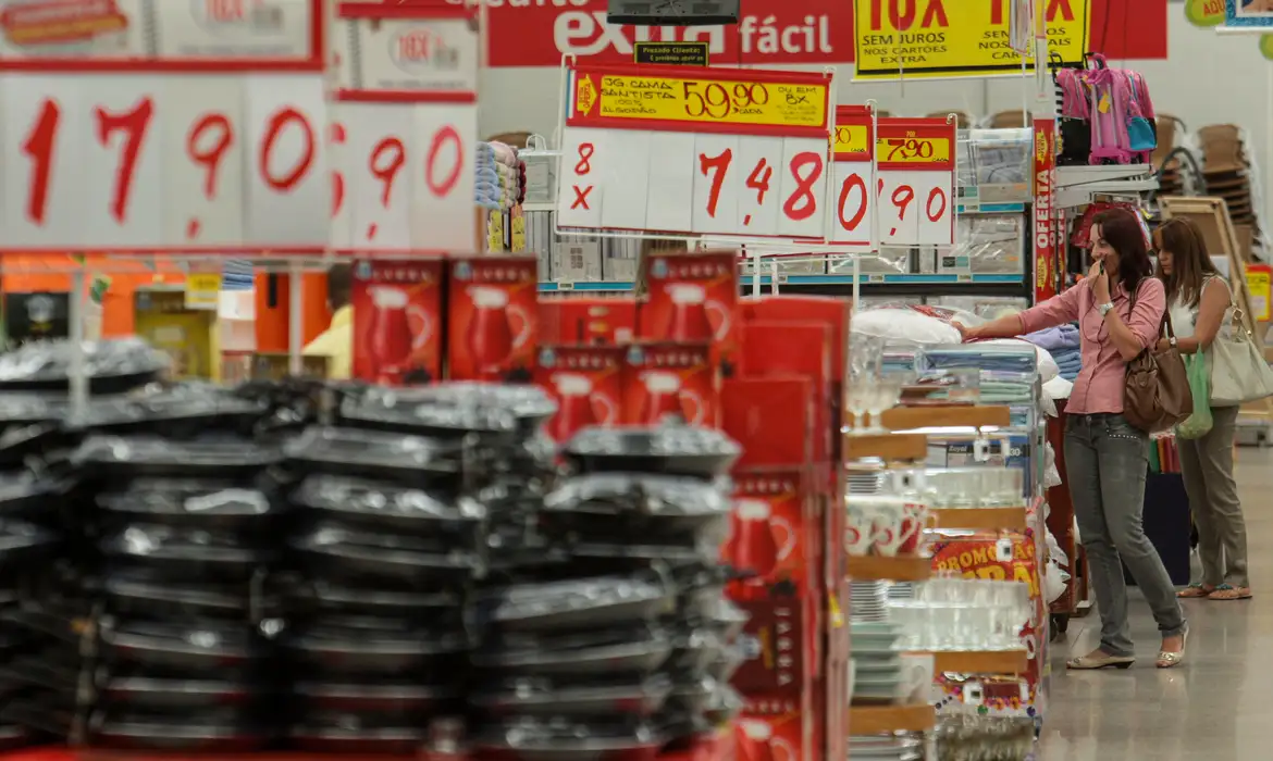 Juros do Tesouro Direto avançam com IPCA-15, dólar e tensão no Oriente Médio