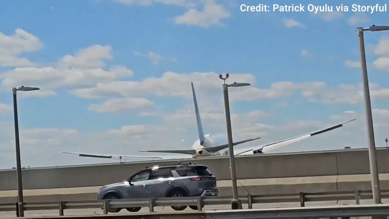 Avião da United com 221 passageiros acerta poste e caminhão na aproximação a Newark