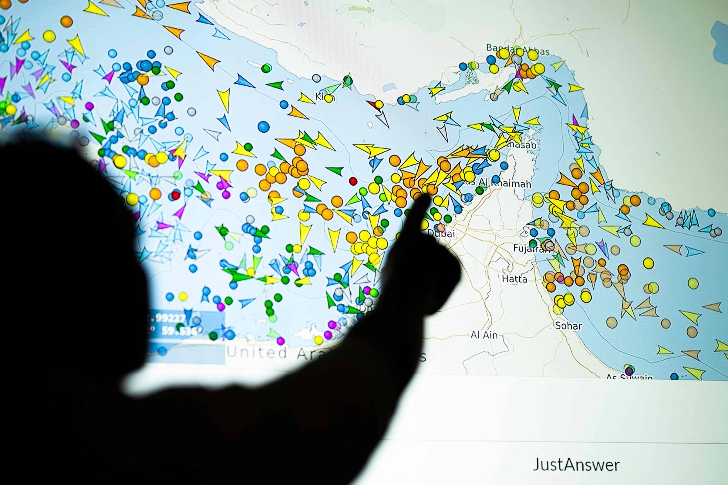 Preço do petróleo recua com pausa dos EUA em Hormuz e possibilidade de acordo com o Irã