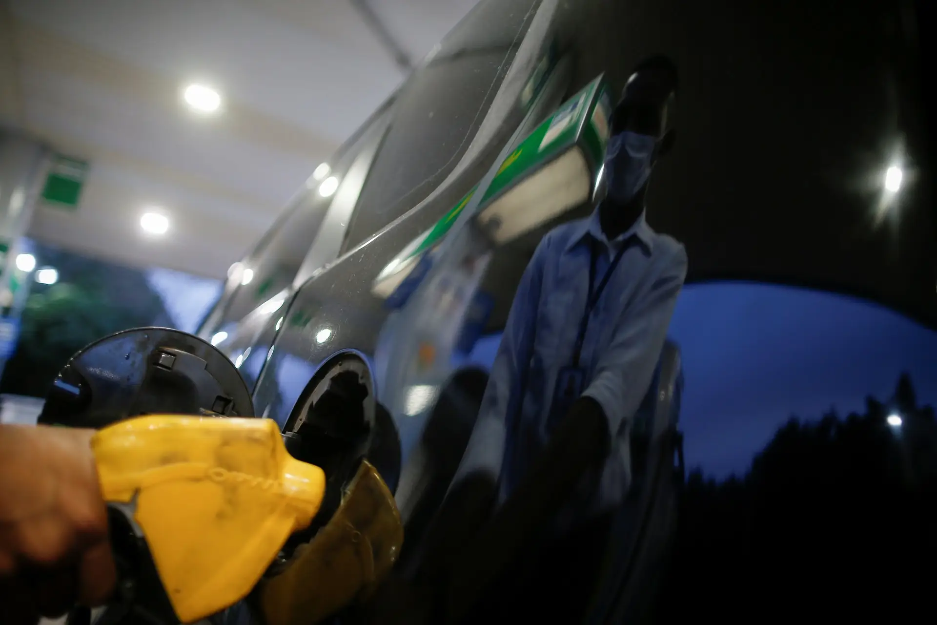 Taxas de CDBs chegam a 14,21% ao ano na XP enquanto juros futuros recuam com queda do petróleo