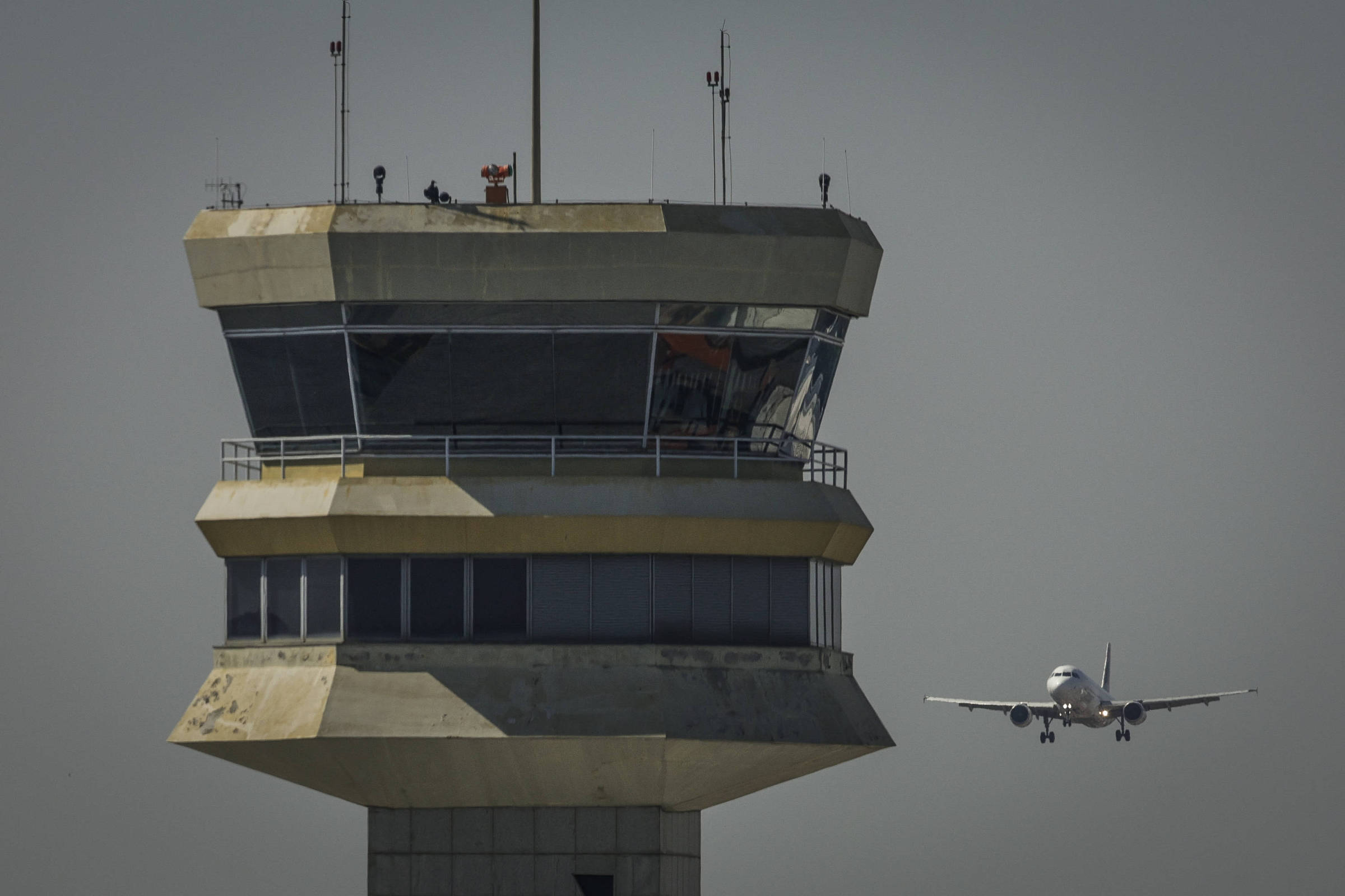 Escalada no Oriente Médio encarece combustível e leva companhias aéreas a reduzir voos no Brasil