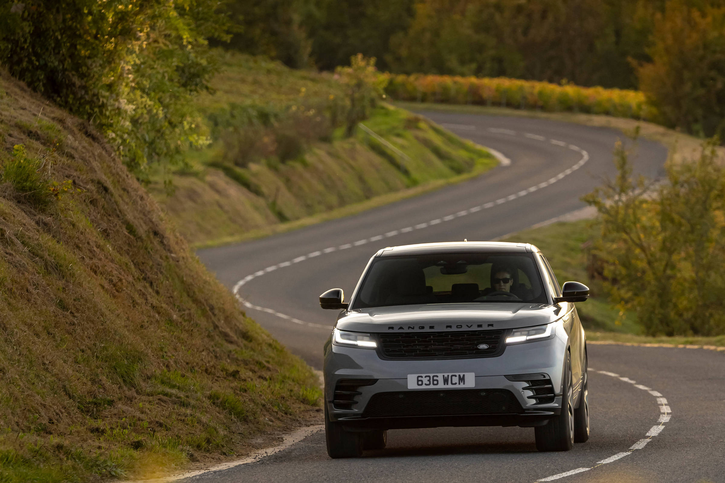 SUV de luxo da JLR perde fôlego: Velar sobe para R$ 773 mil e produção nacional recua 39%
