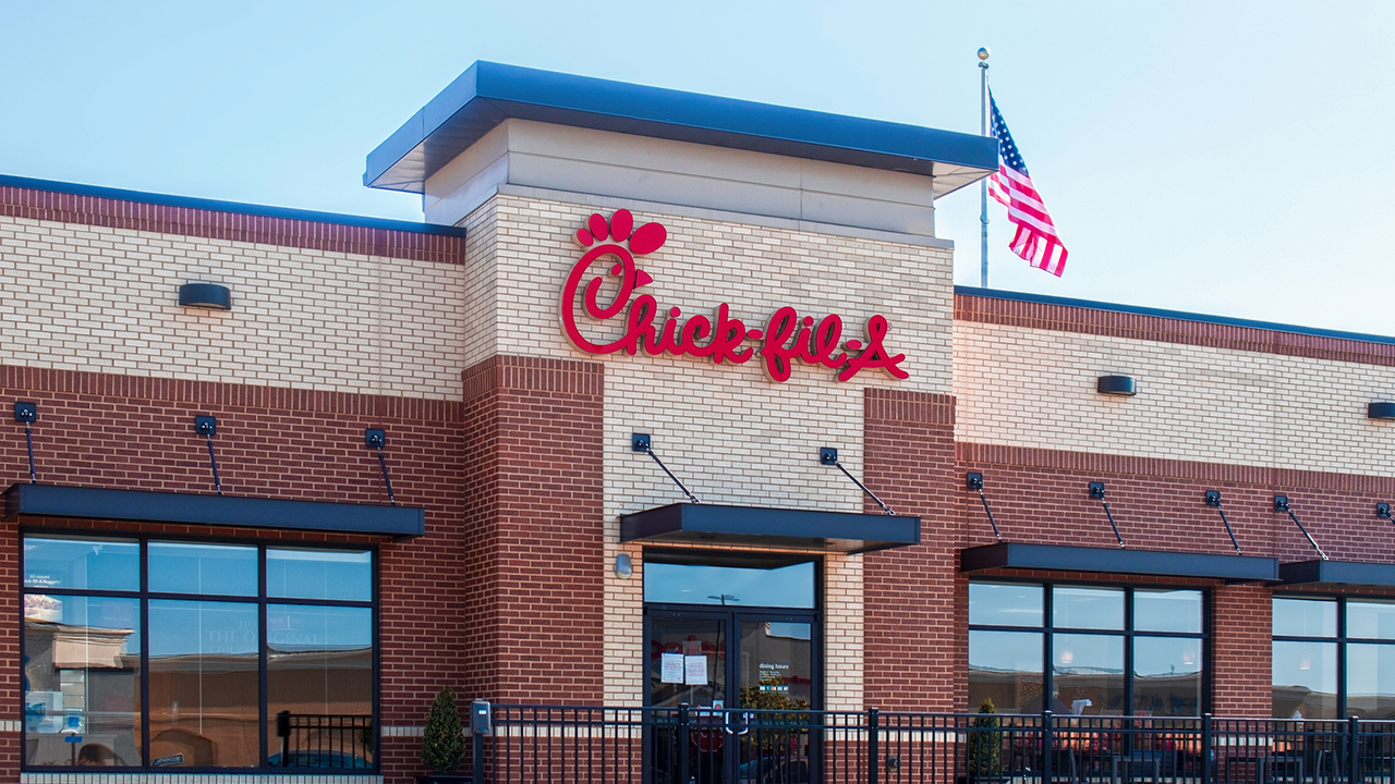 Processo trabalhista nos EUA põe foco em riscos ESG para franqueados da Chick-fil-A