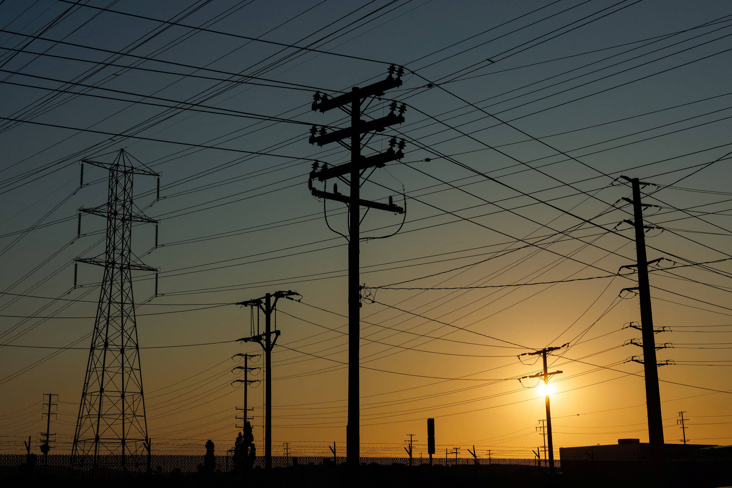 Aneel libera até R$ 5,5 bi para baratear conta de luz em 2026; desconto médio previsto de 4,5 %