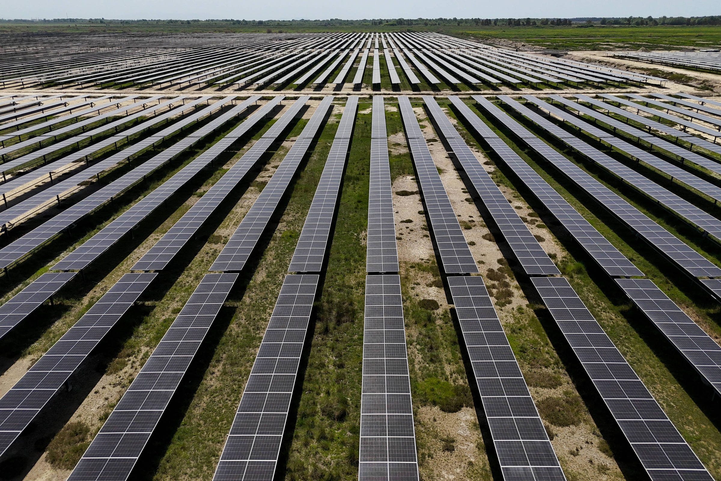 Energia solar e eólica ultrapassam gás natural e marcam nova fase no mercado global de eletricidade