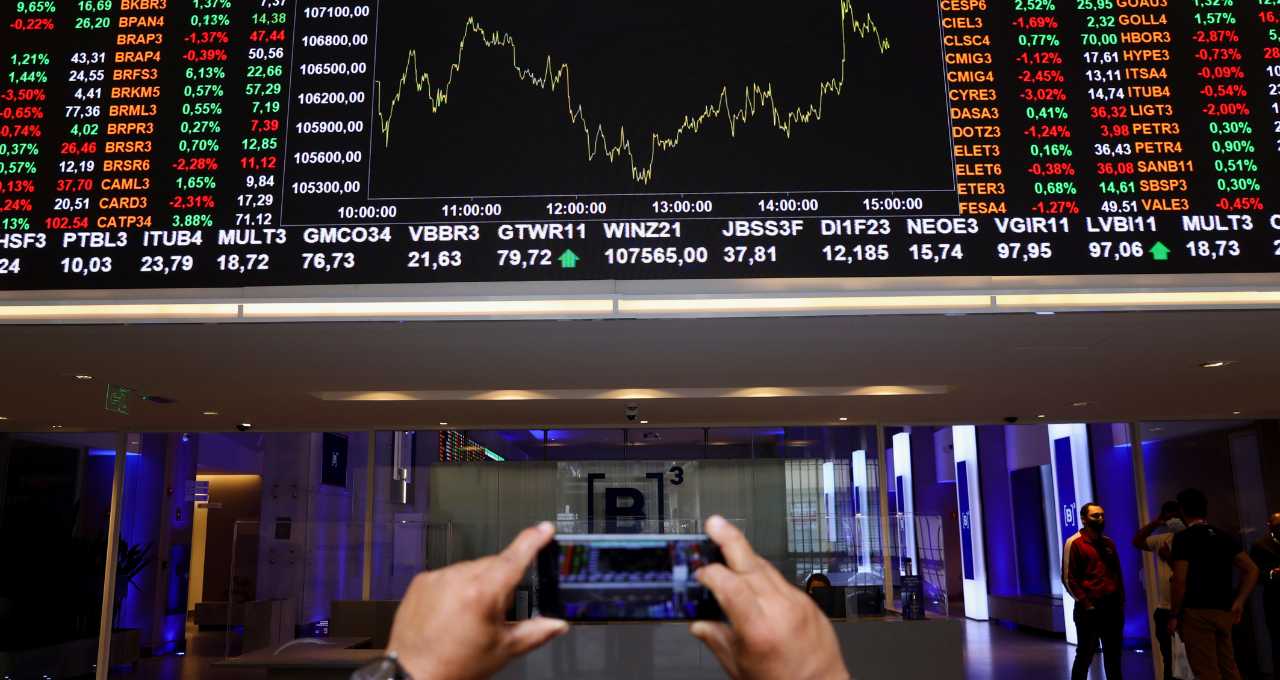 Ibovespa fecha em alta de 1,77% com respiro no petróleo; dólar volta a R$ 5