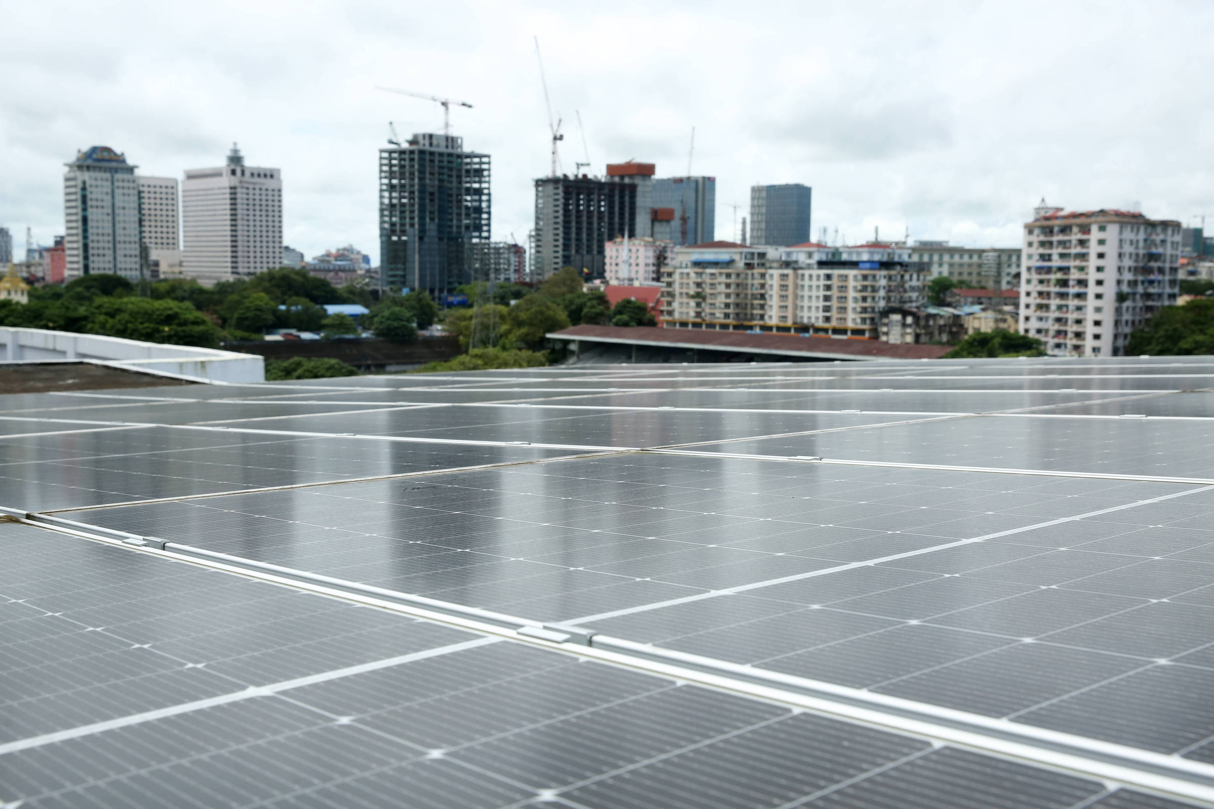 Oferta global de energia limpa supera demanda e derruba preços, indica BNEF