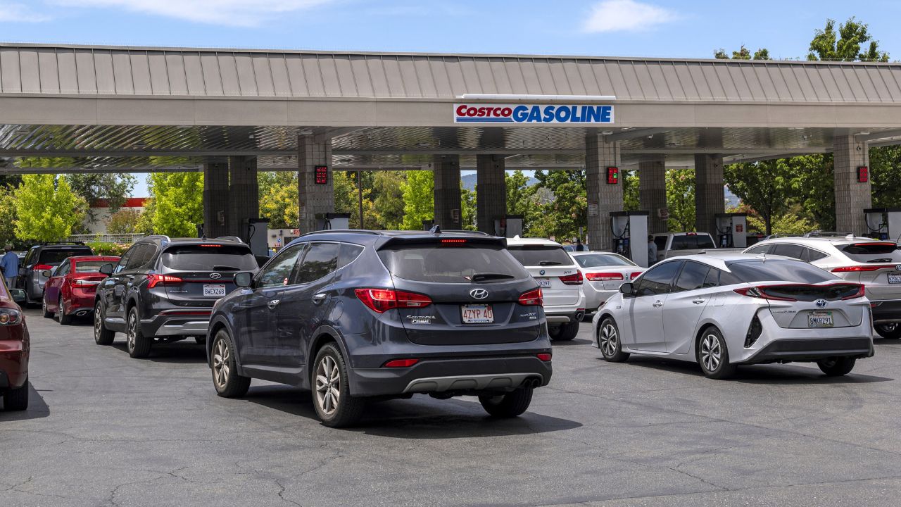Postos da Costco batem recorde de vendas de gasolina em meio à disparada dos preços nos EUA