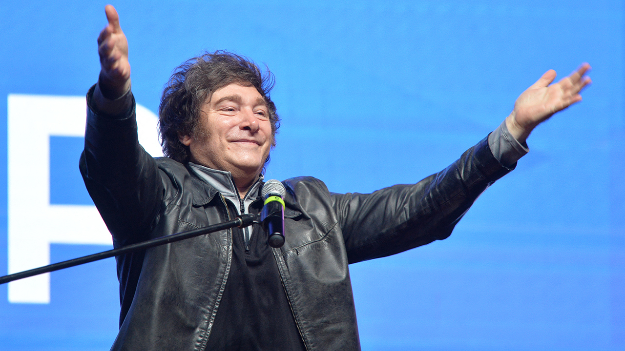 Choque fiscal de Javier Milei derruba inflação e atrai recorde de capital à Argentina