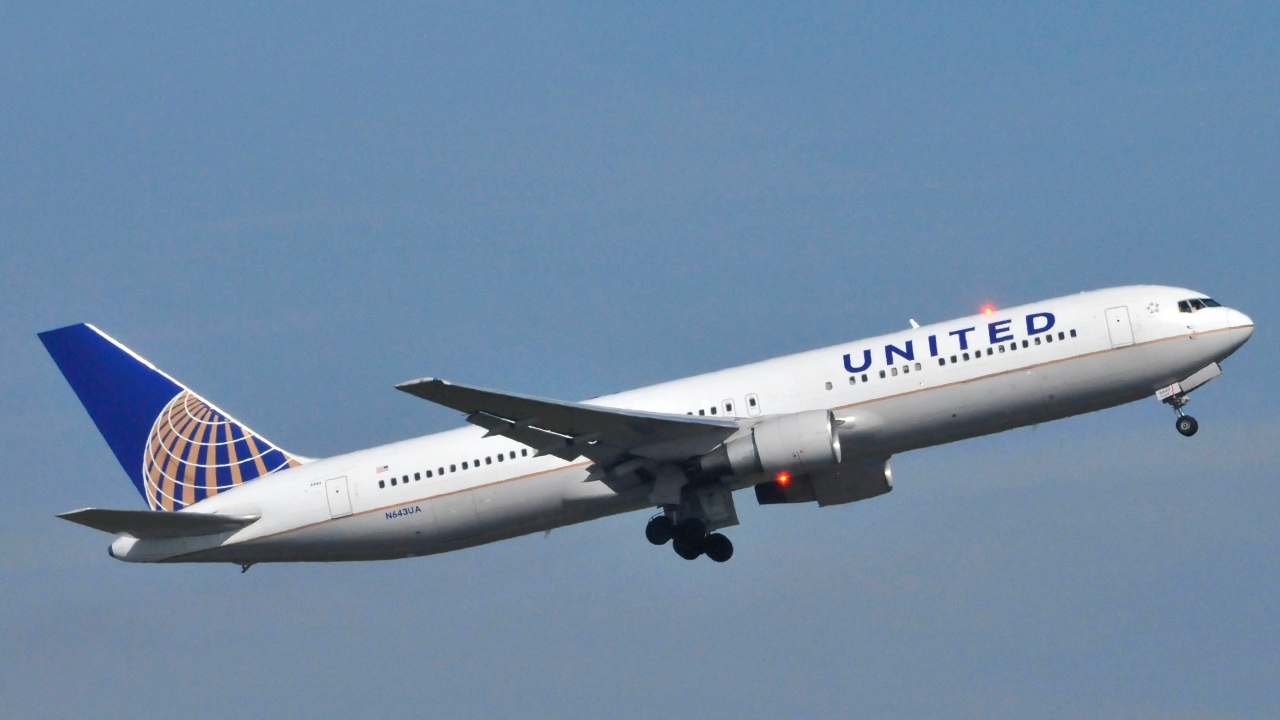 Incidente de segurança faz voo da United voltar e expõe custos extras que pressionam o setor aéreo