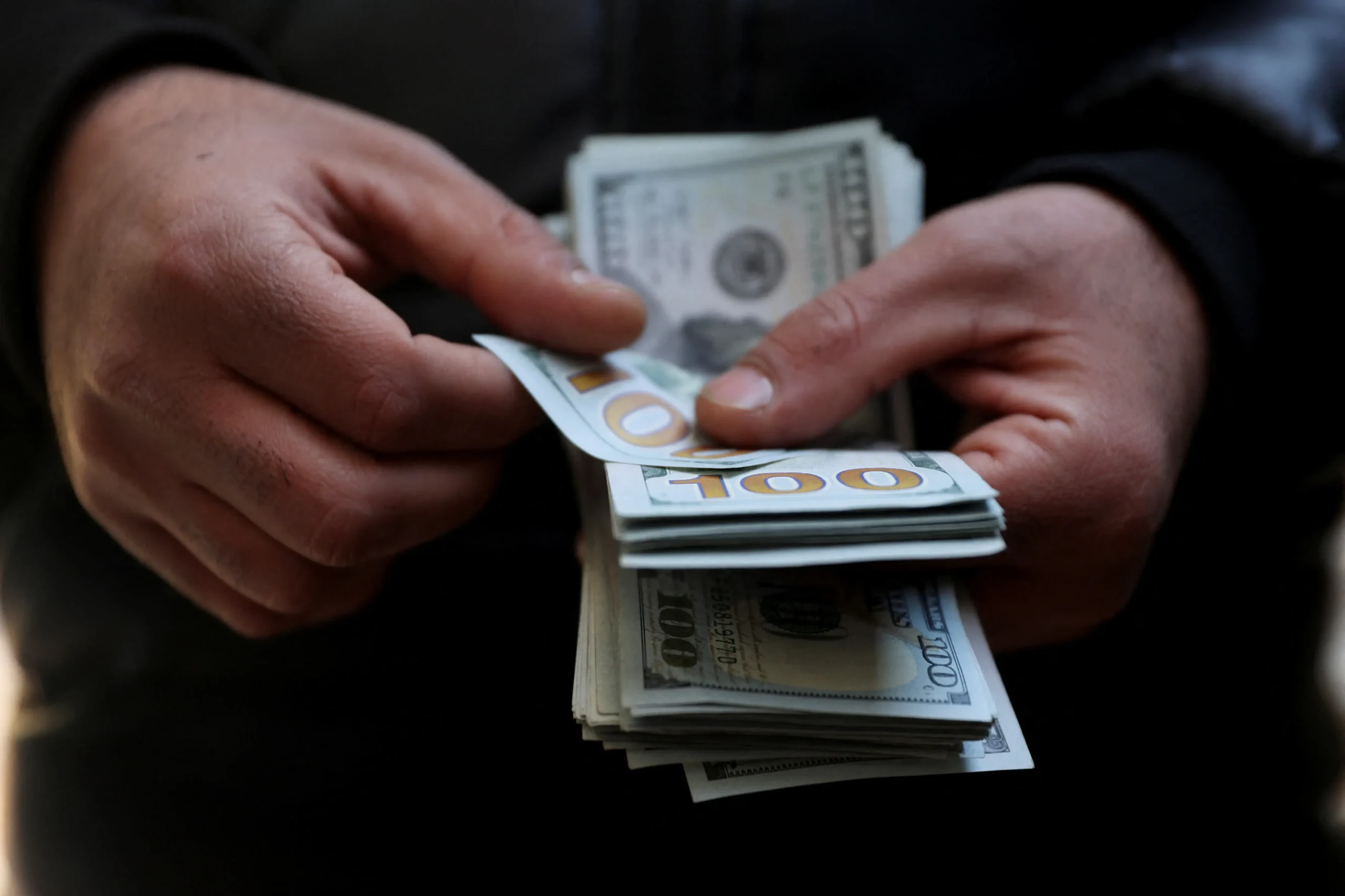 Janela para comprar dólar perto de R$ 5 fica estreita após alta puxada por juros nos EUA e risco eleitoral