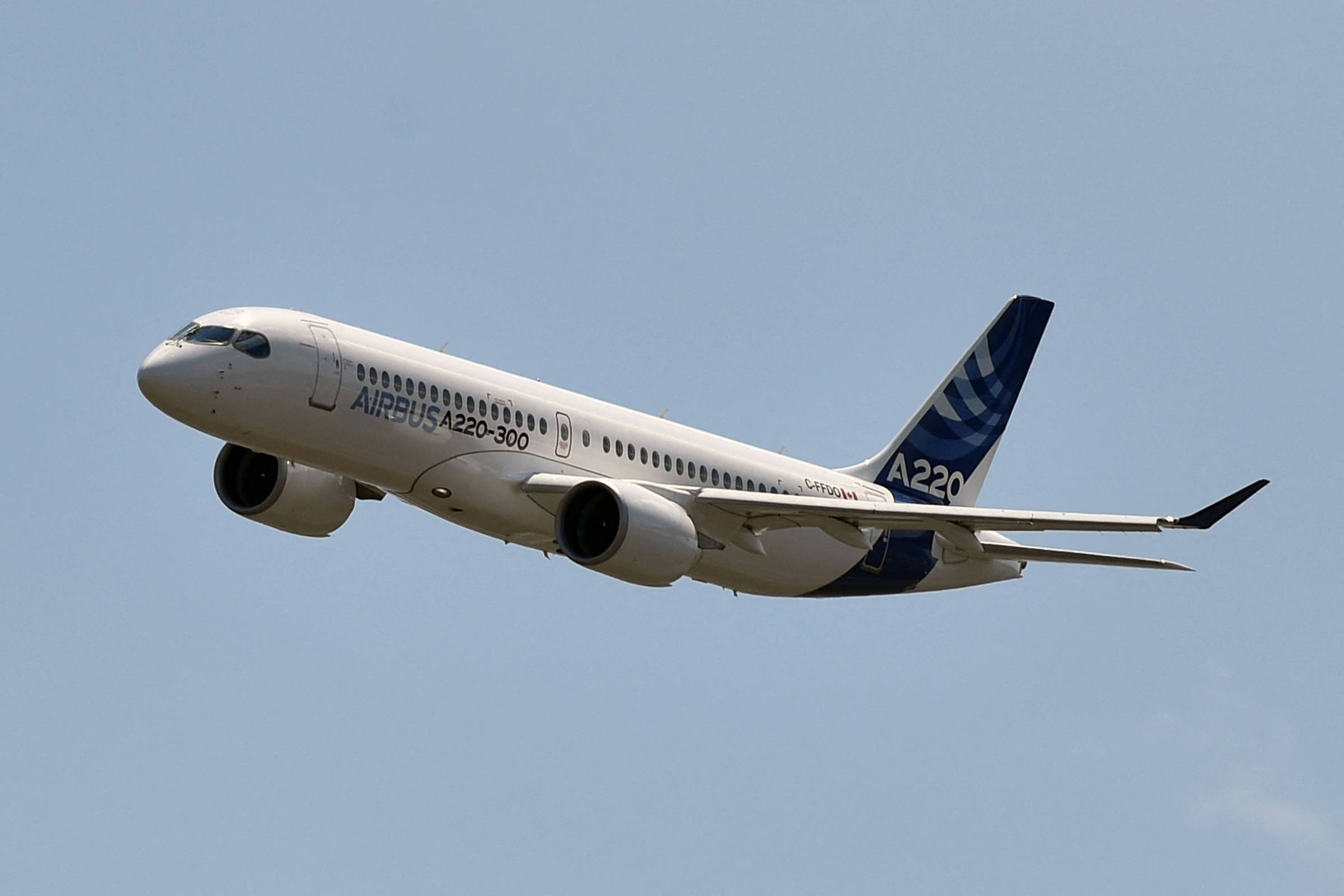 Impasse na Airbus sobre A220 maior adia decisão e mantém concorrência aberta com Embraer