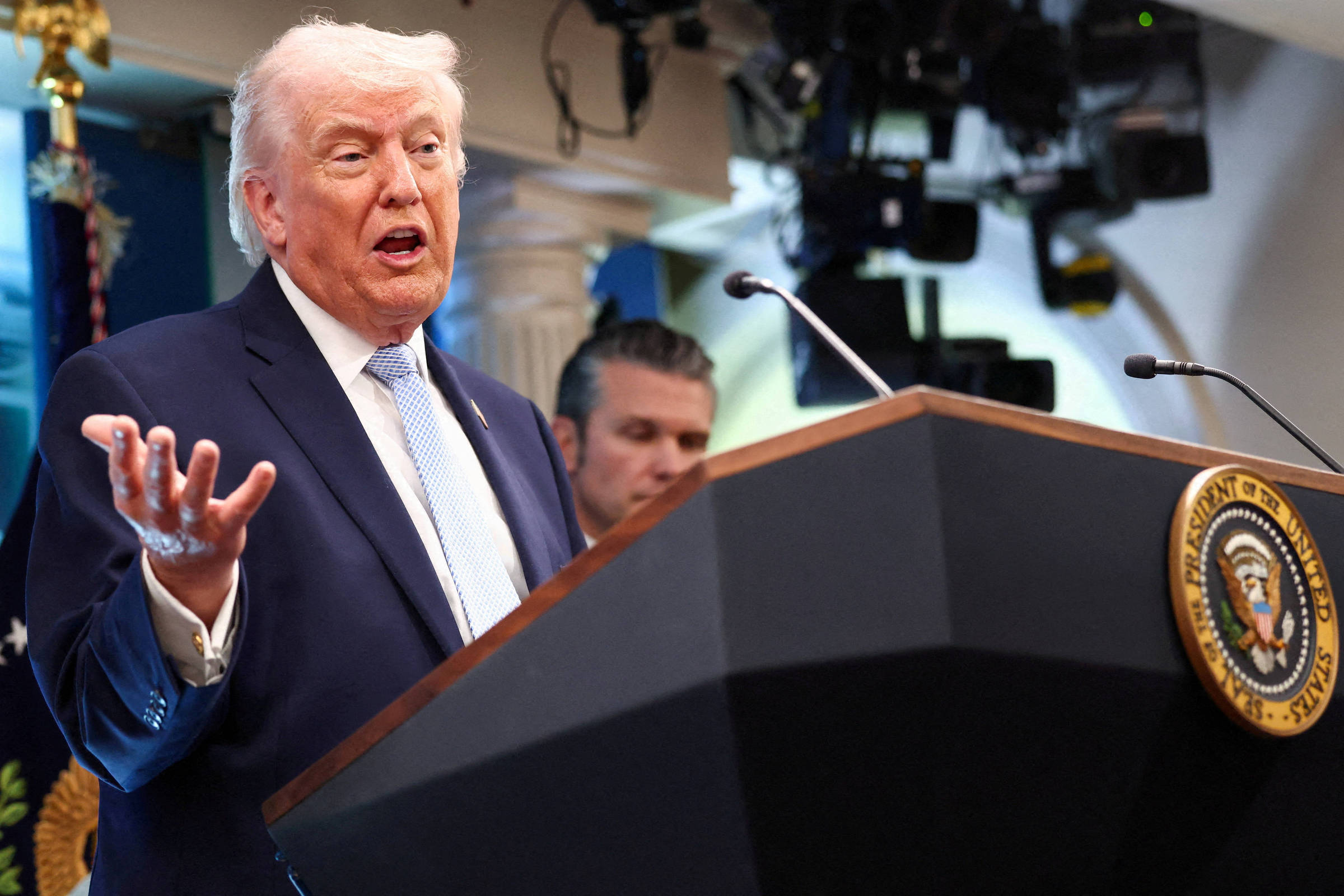 Trump volta a mirar Brasil com tarifa de 25% e reacende disputa comercial