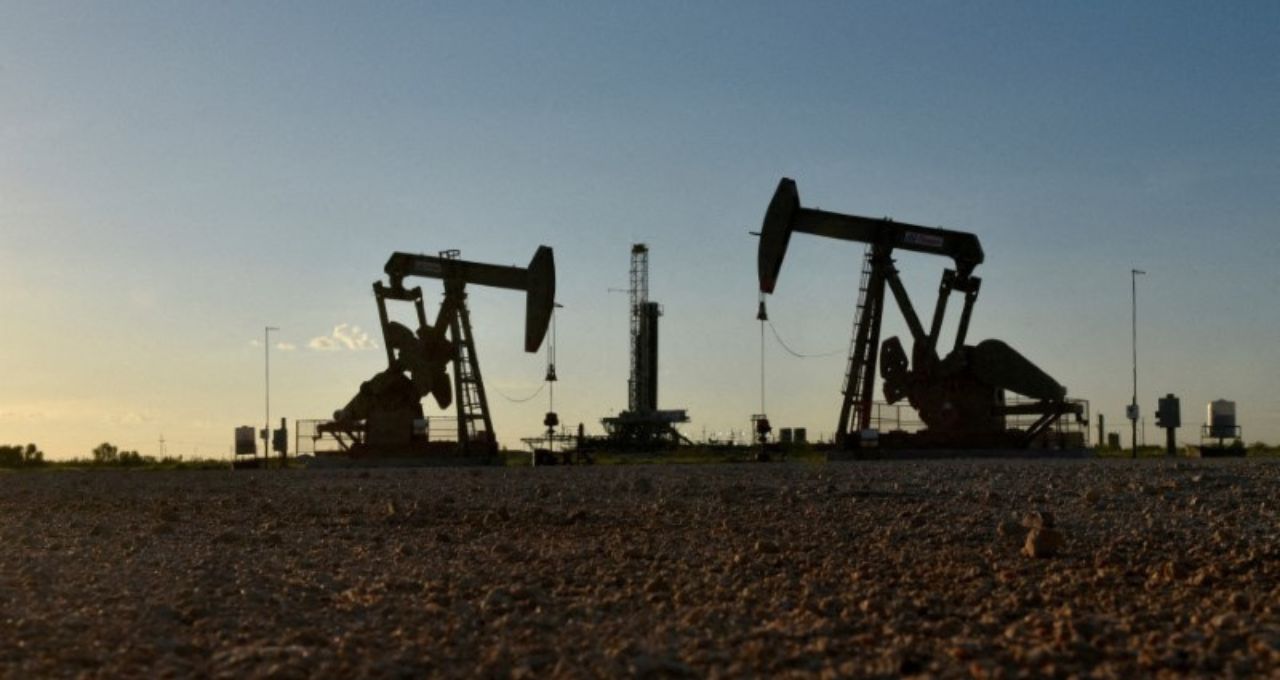 Fechamento de Ormuz faz Fitch projetar Brent acima de US$ 100; veja impactos para inflação e Bolsa