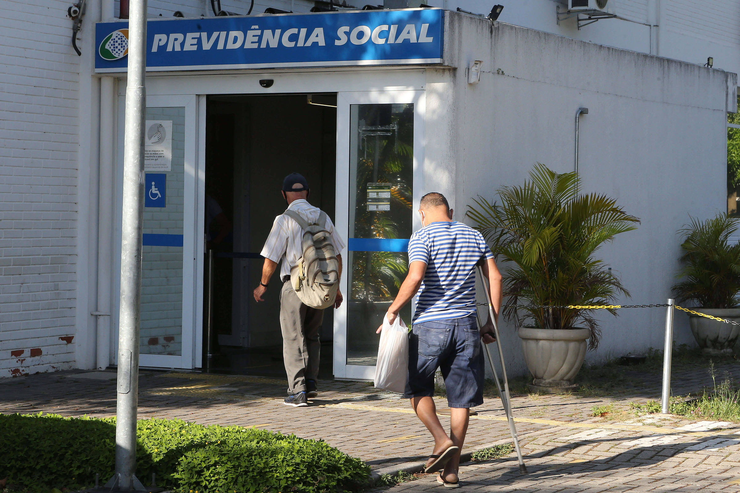 INSS desloca servidores e pausa novas revisões do BPC para enfrentar fila de 2,2 milhões de pedidos