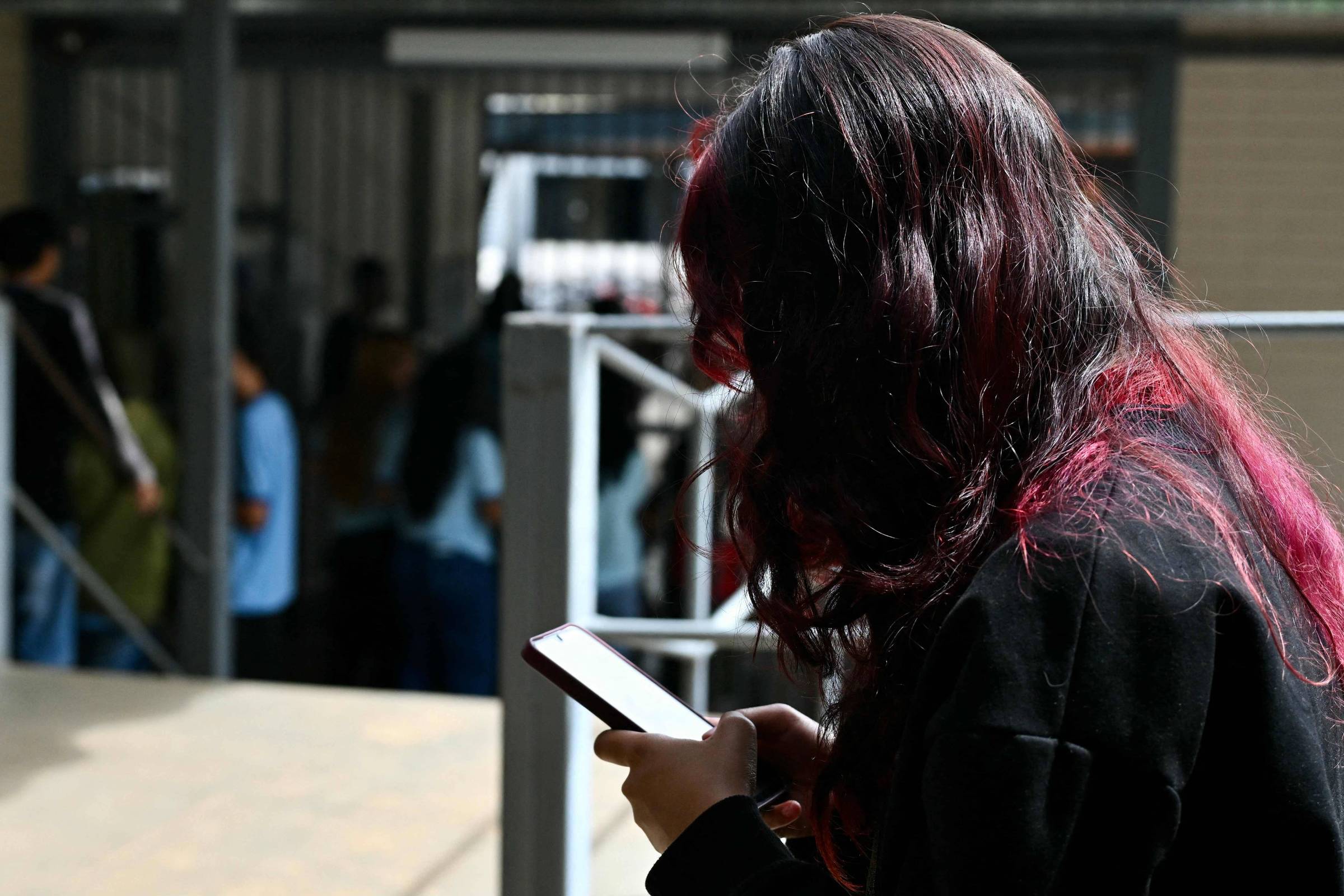 Emirados Árabes fixam 15 anos como idade mínima para redes sociais e elevam custo regulatório das big techs