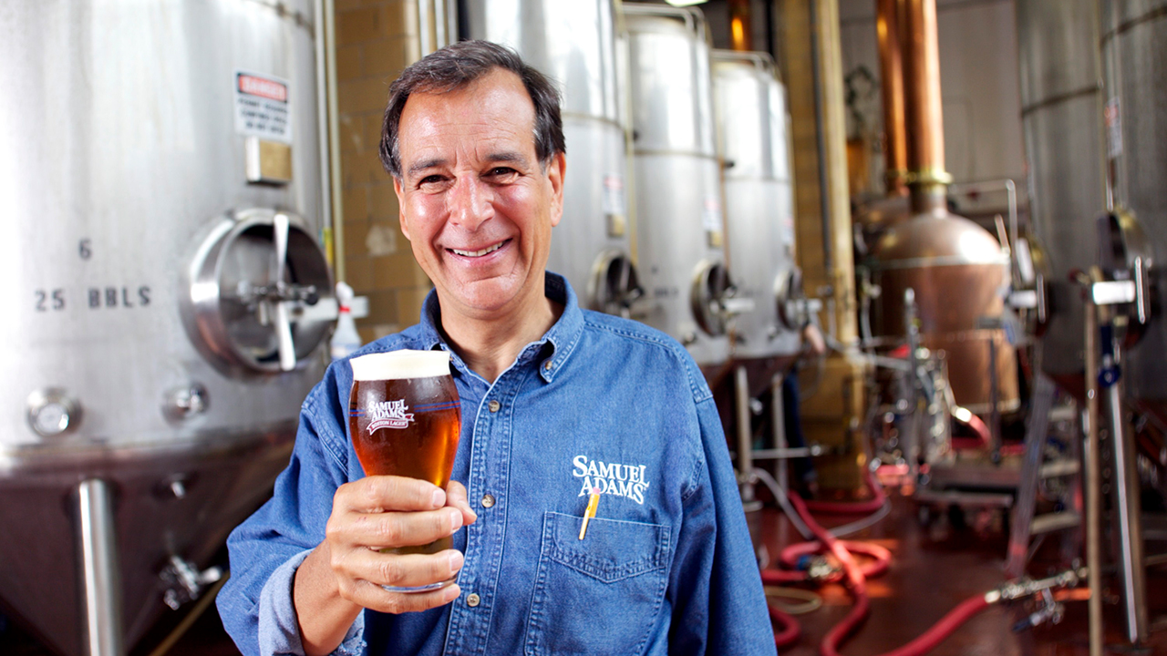 Fundador da Samuel Adams diz que mercado de cerveja artesanal enfrenta custos altos, mas “IA não fabrica chope”