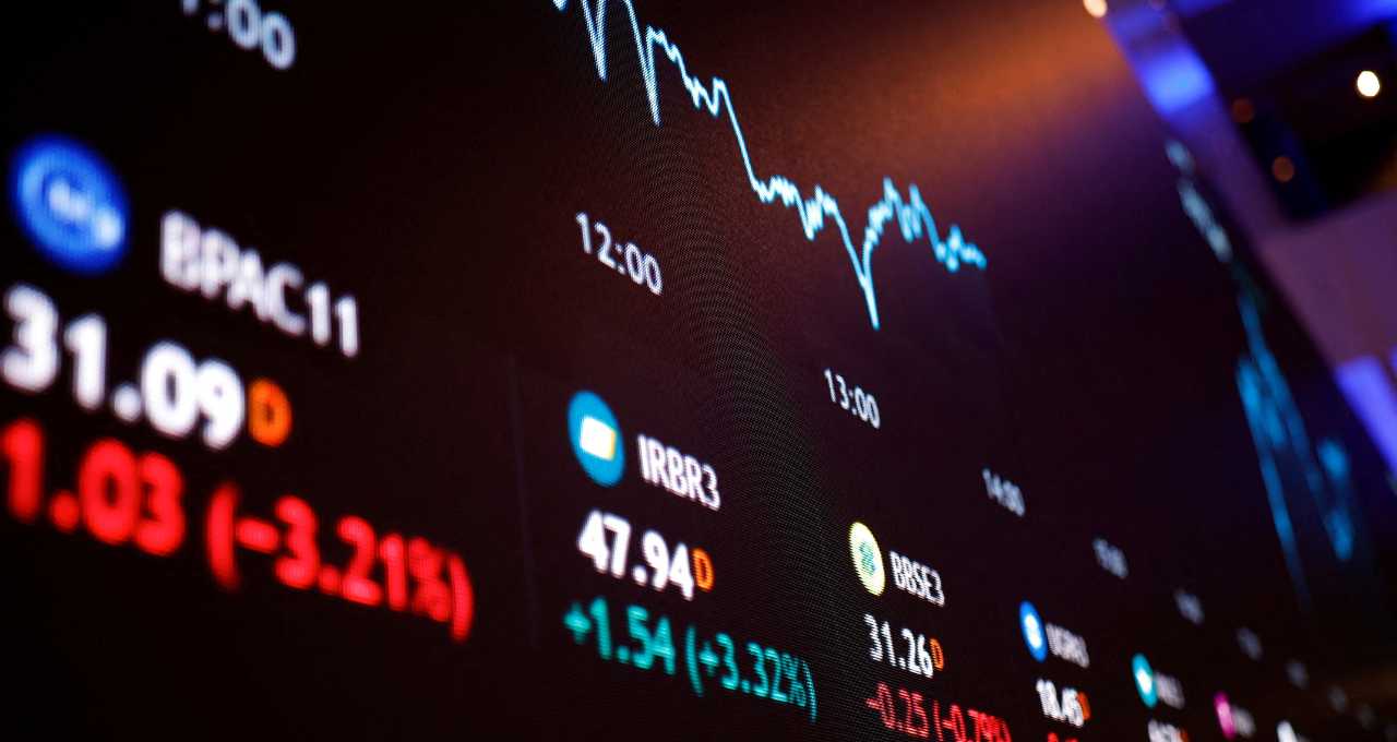 Ibovespa volta a encostar nos 174 mil pontos com apoio de Wall Street; dólar recua e petróleo cai