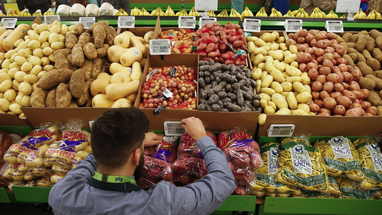 Califórnia padroniza datas de validade e veta “sell by”; medida mira desperdício e custos no setor de alimentos
