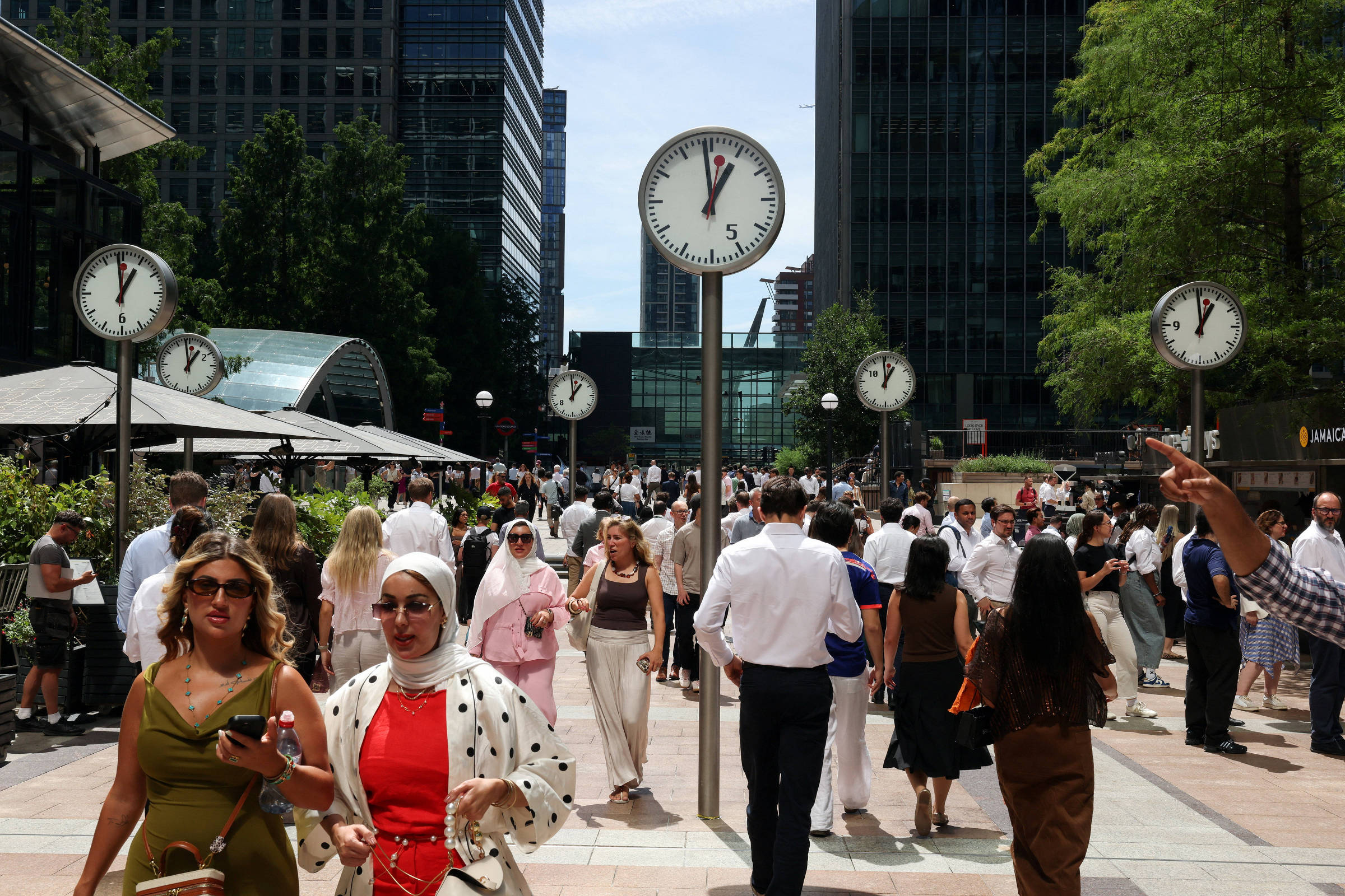 Onda de calor força JPMorgan a flexibilizar trabalho presencial em Londres e reacende alerta sobre risco climático nos serviços financeiros