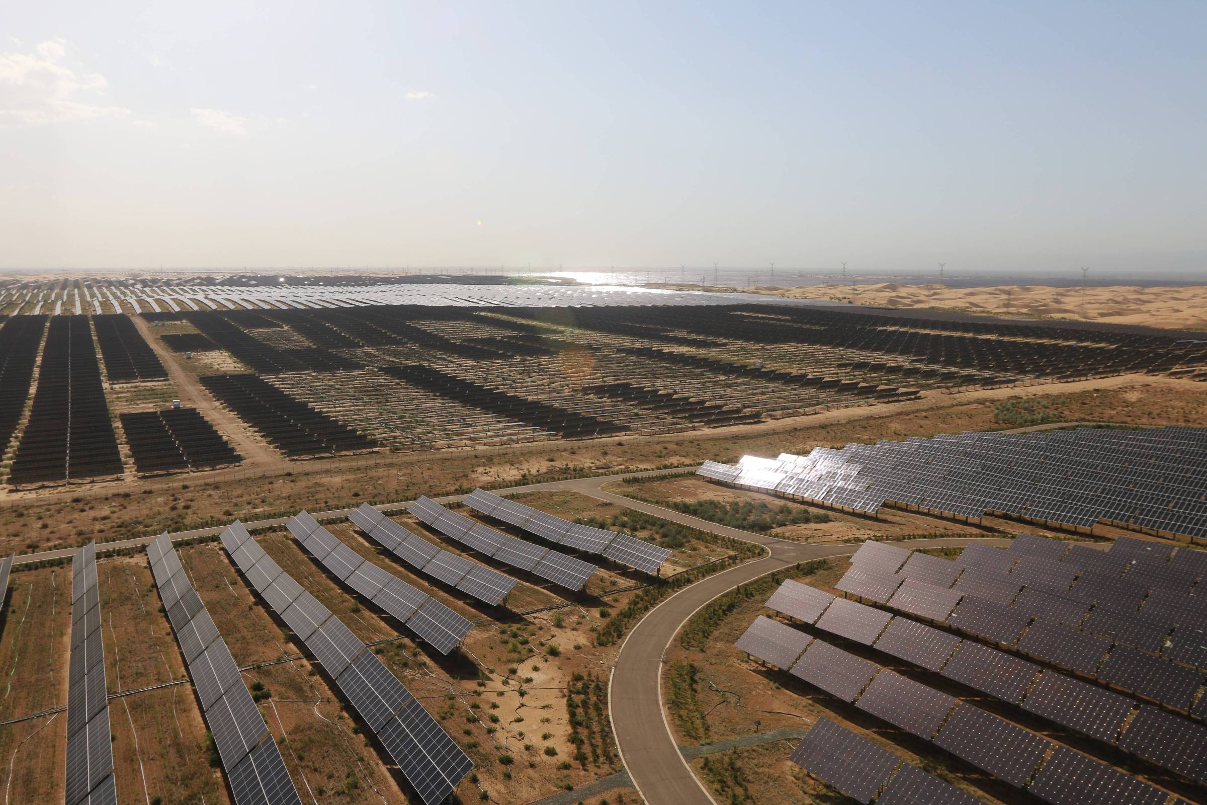 China ergue “muralha solar” no deserto e acelera disputa global por energia limpa