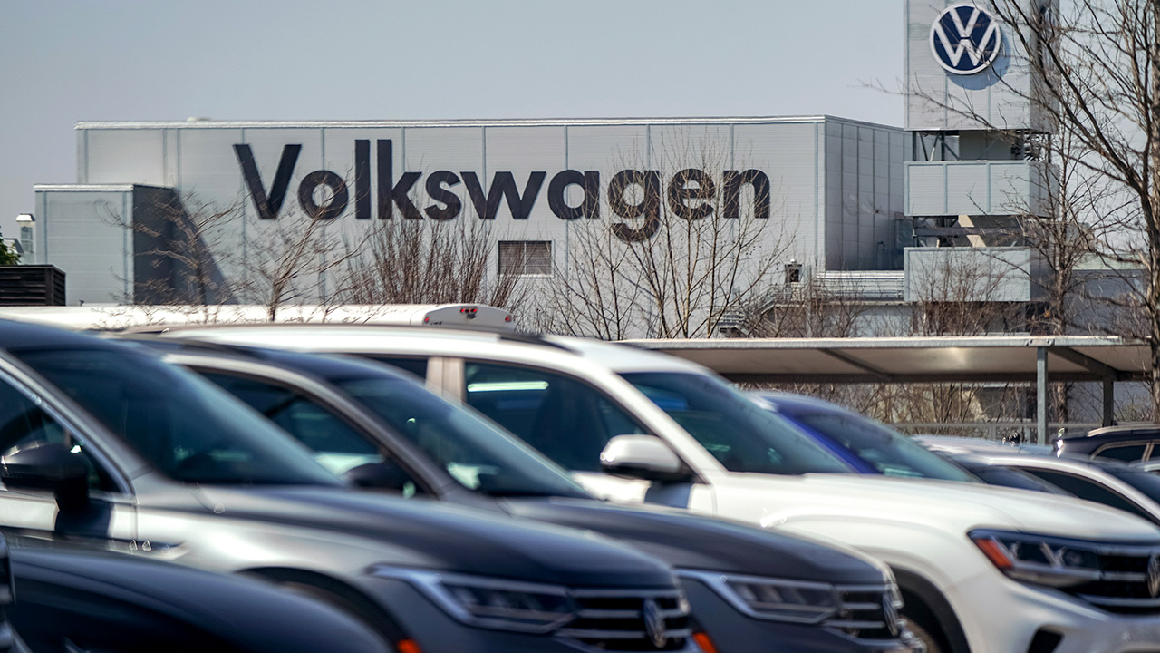 Volkswagen admite desvantagem de custos e estuda cortar mais 50 mil postos de trabalho