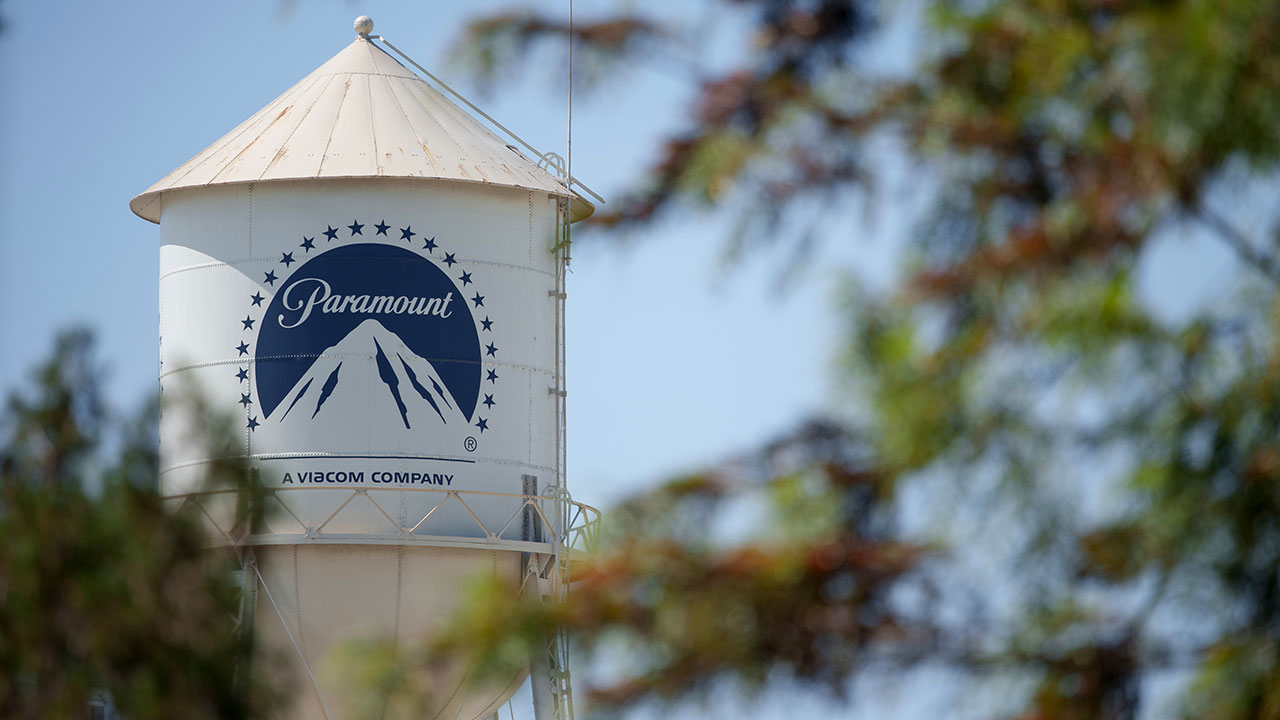 Pressão antitruste faz Paramount avaliar saída da Califórnia após ação contra fusão com Warner Bros. Discovery
