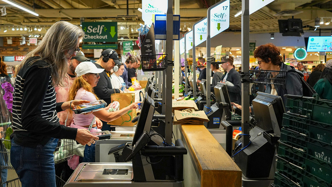 Inflação nos EUA empurra 1 em cada 4 adultos ao rotativo do cartão para comprar comida