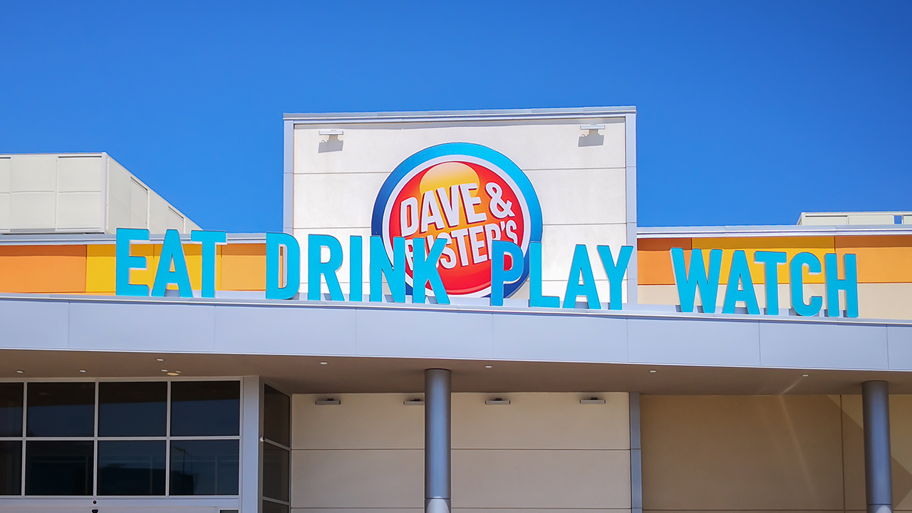 Dave & Buster’s aposta em raves para turbinar faturamento noturno nos EUA