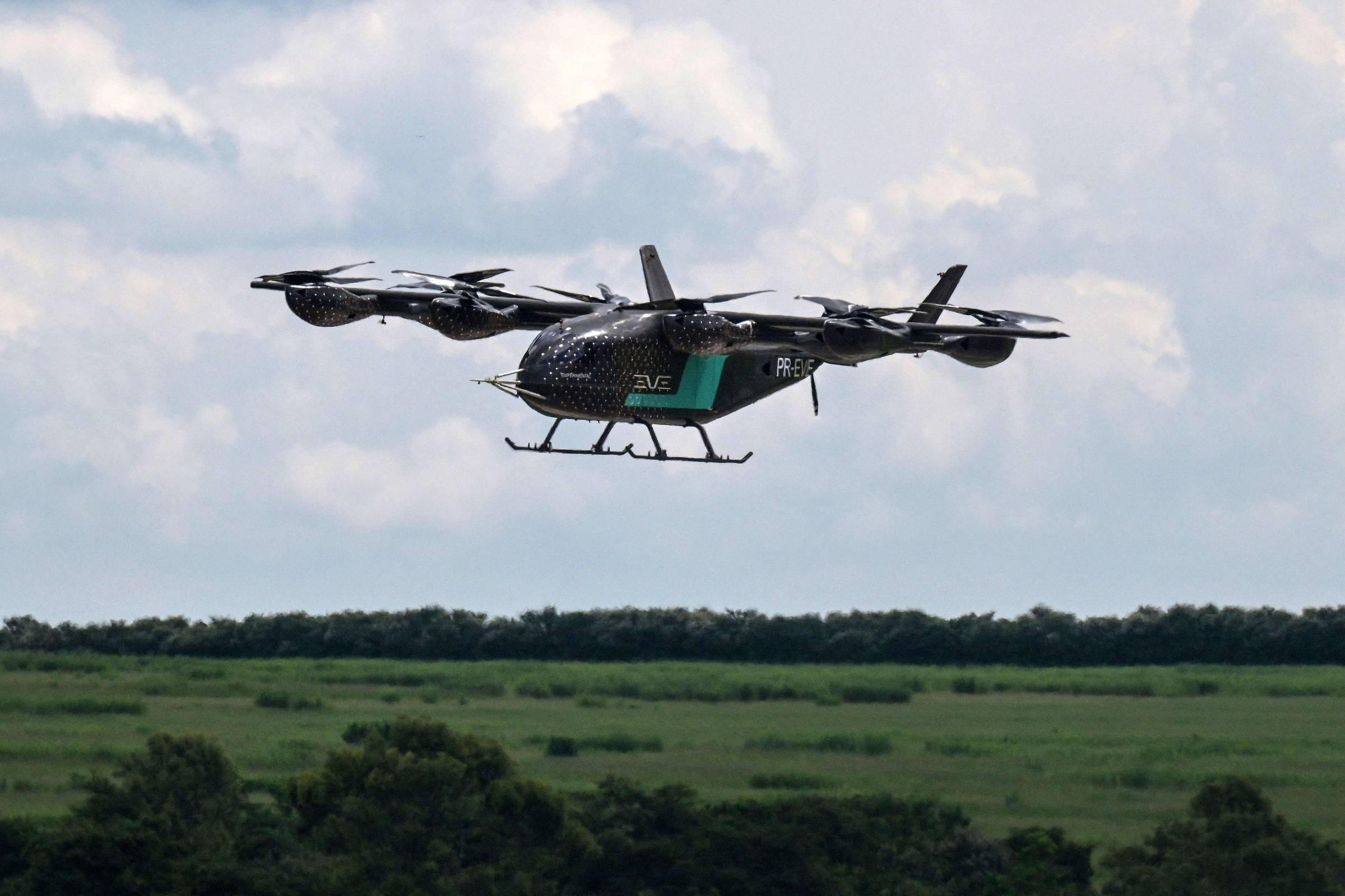 Eve fecha cartas de intenção para vender 46 eVTOLs e reforça aposta da Embraer em mobilidade aérea