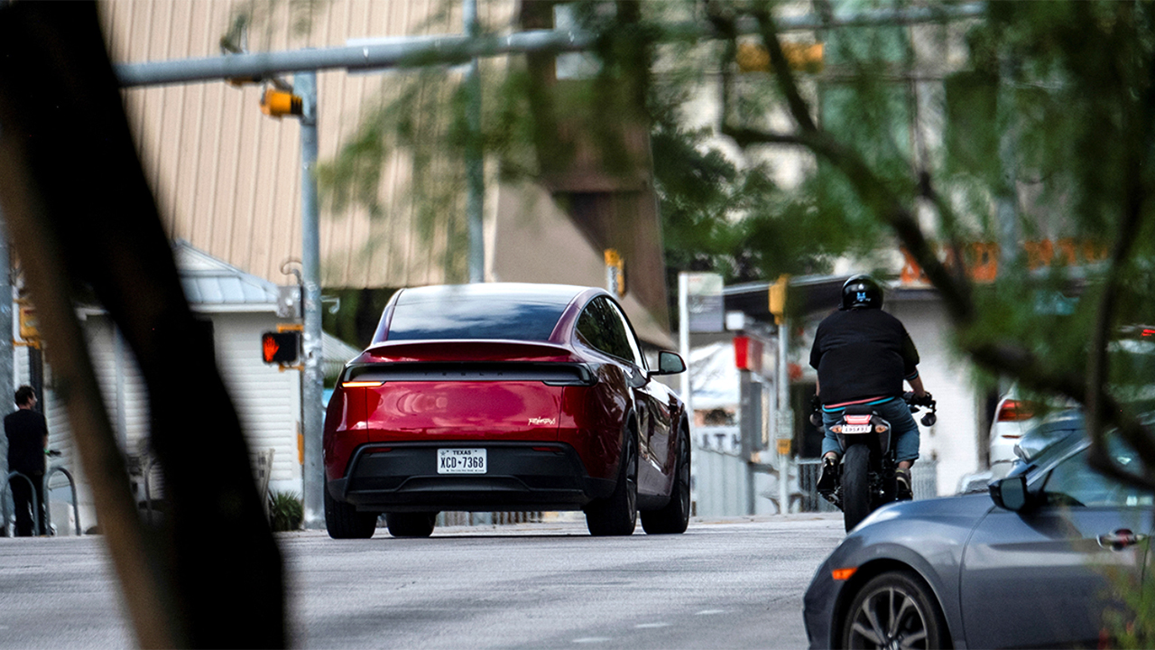 Tesla reporta 380 mil milhas de robotáxis sem acidentes relevantes e reforça aposta em direção autônoma