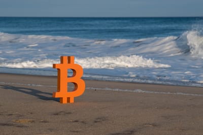 Bitcoin segue sem rumo claro perto de US$ 65 mil enquanto mercado aguarda decisão do Fed