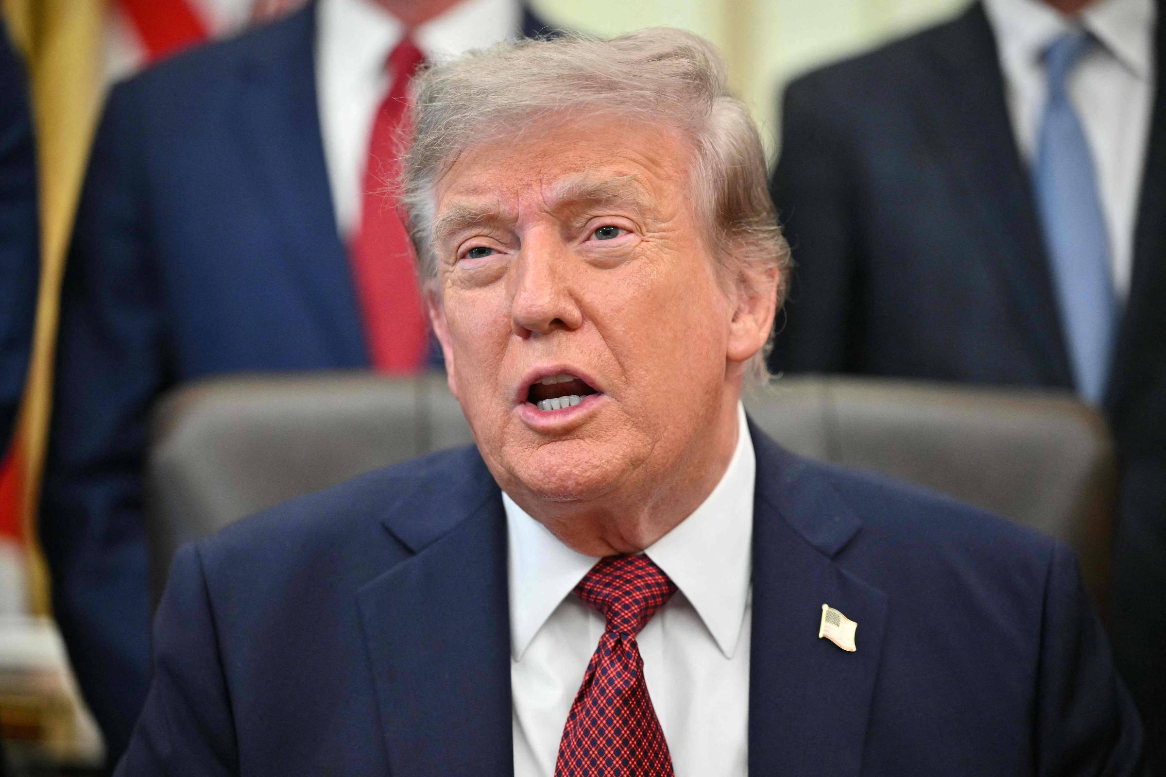 Trump pressiona big techs: pacto tenta impedir alta na conta de luz causada por data centers de IA