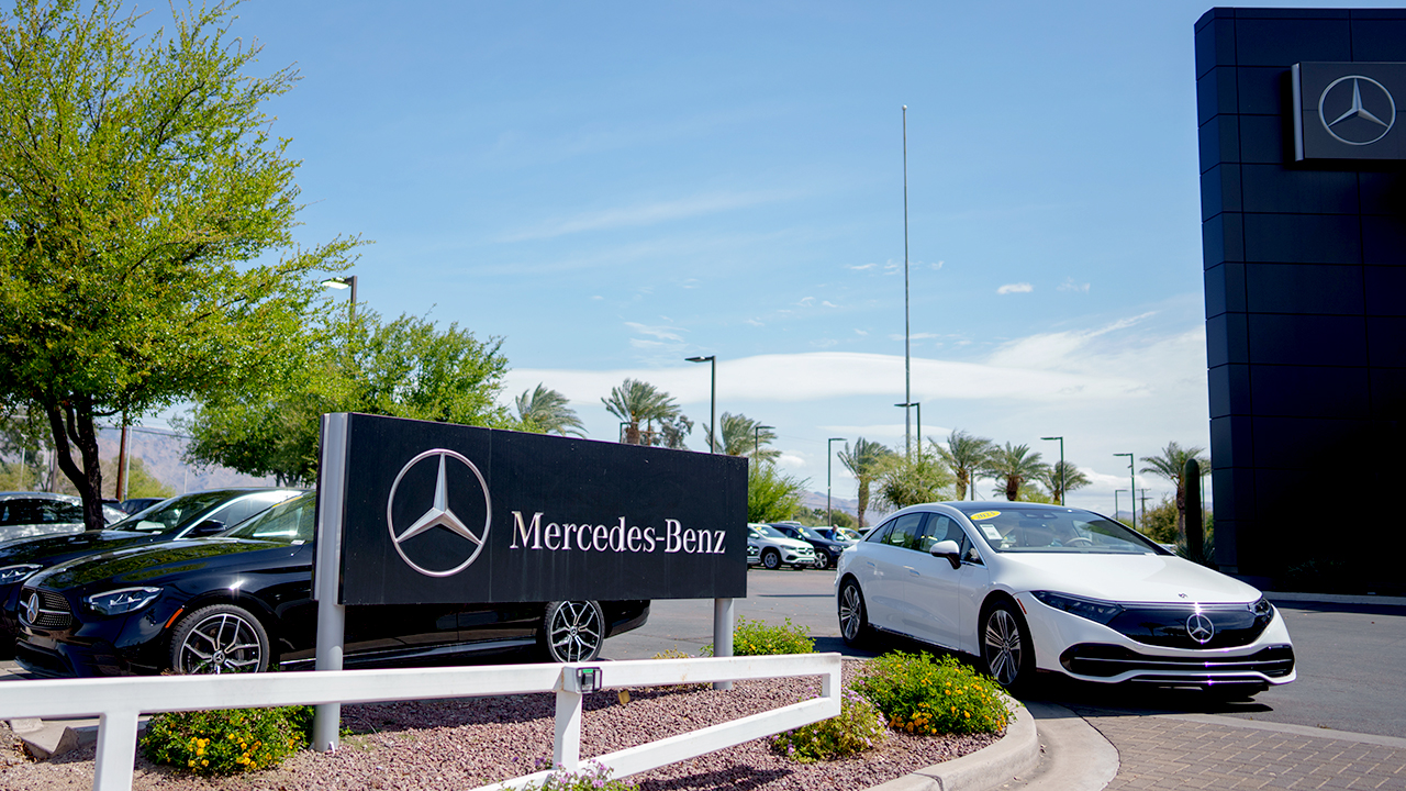 Senado dos EUA ameaça proibir veículos conectados da Mercedes-Benz por capital chinês