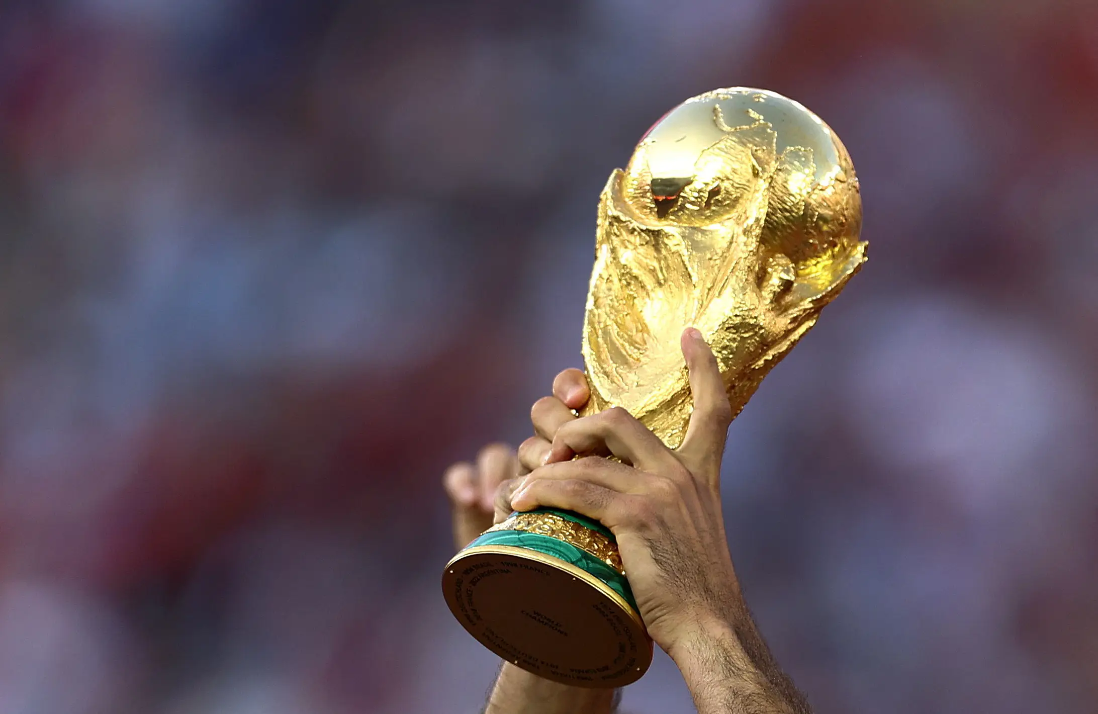 Como driblar o câmbio e juntar dinheiro para a Copa de 2030 na Espanha, Portugal e Marrocos