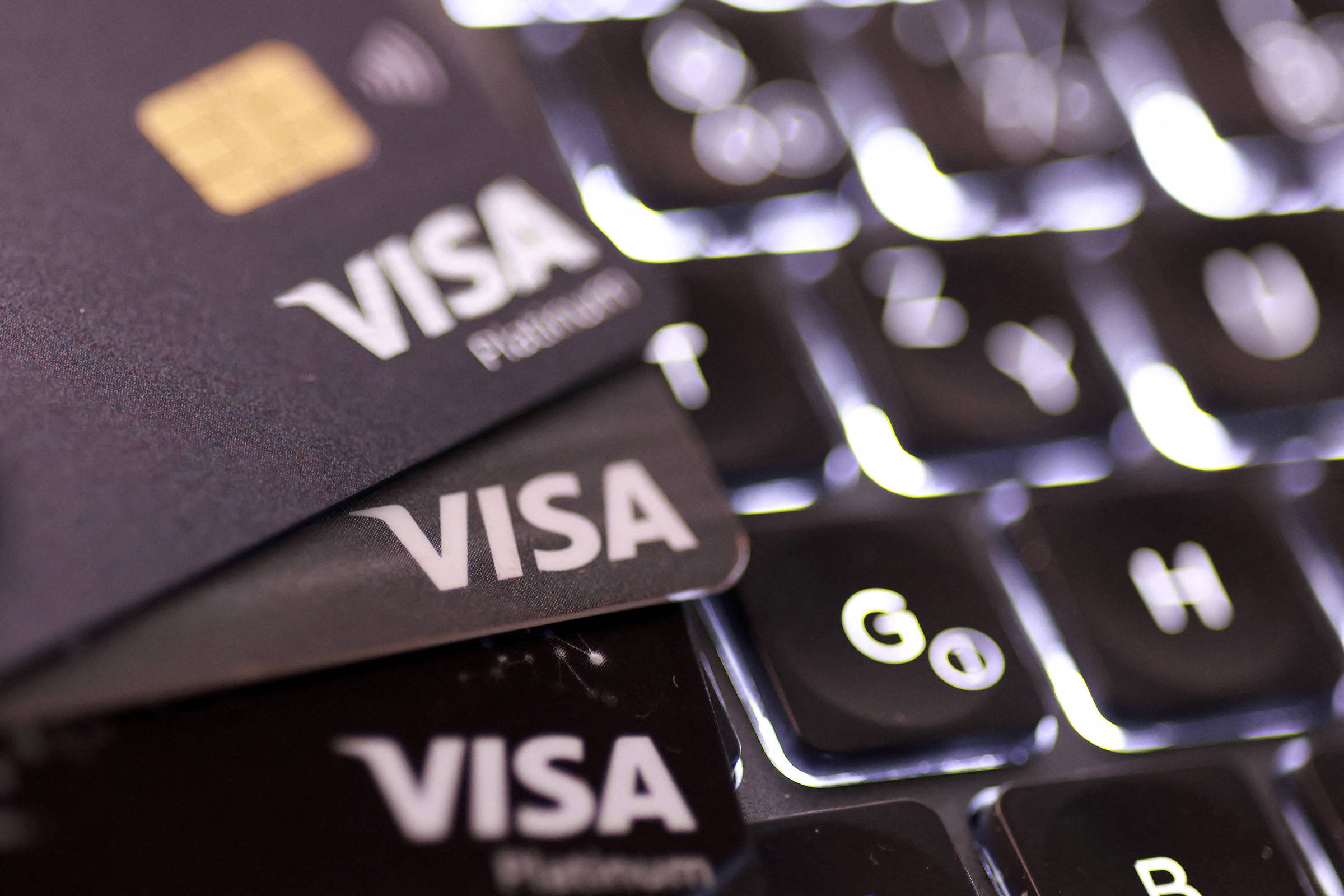 Visa corta 2,6 mil postos e acelera aposta em inteligência artificial