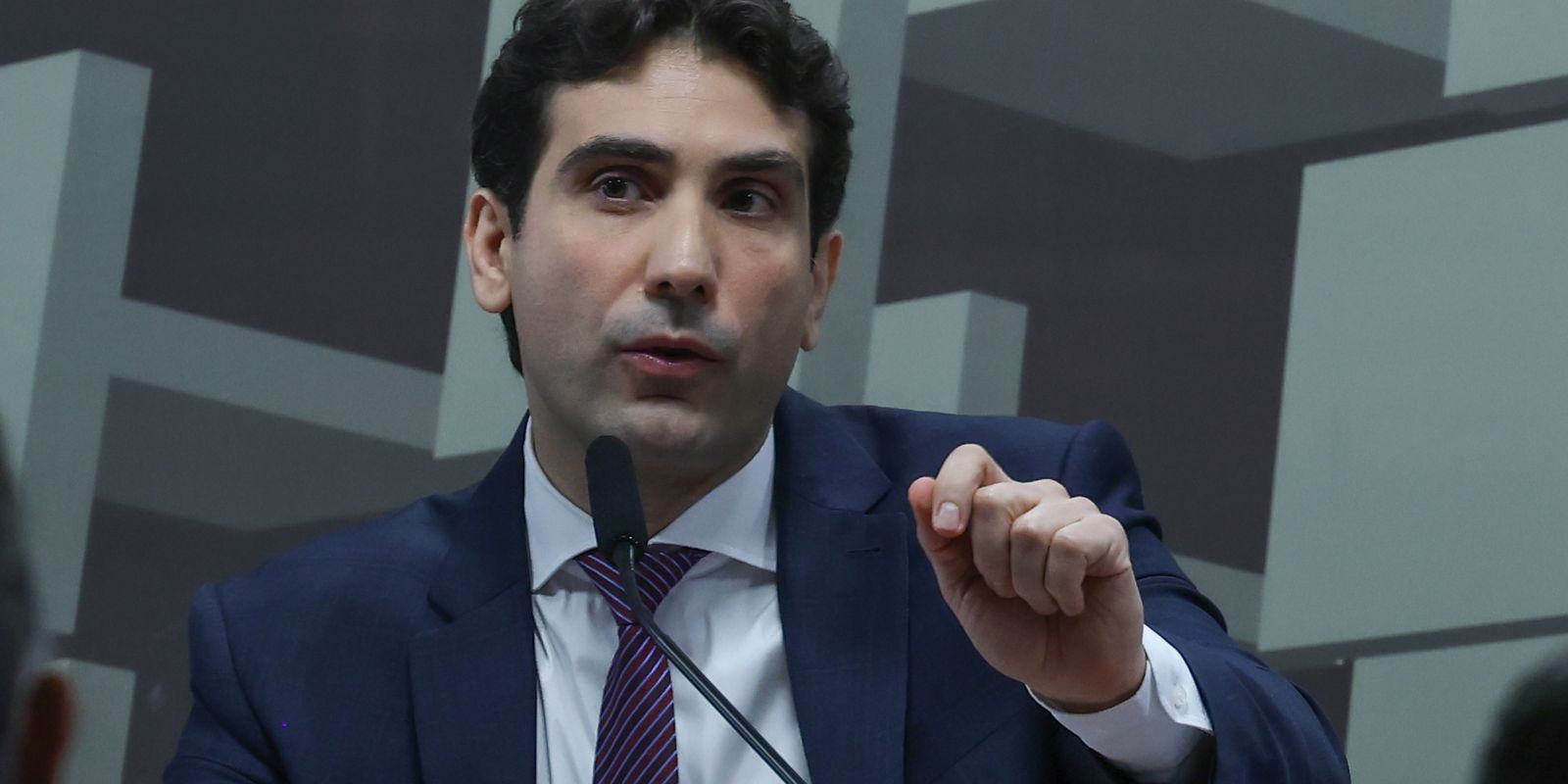 Galípolo critica pressão de instituições não bancárias pelo uso do FGC