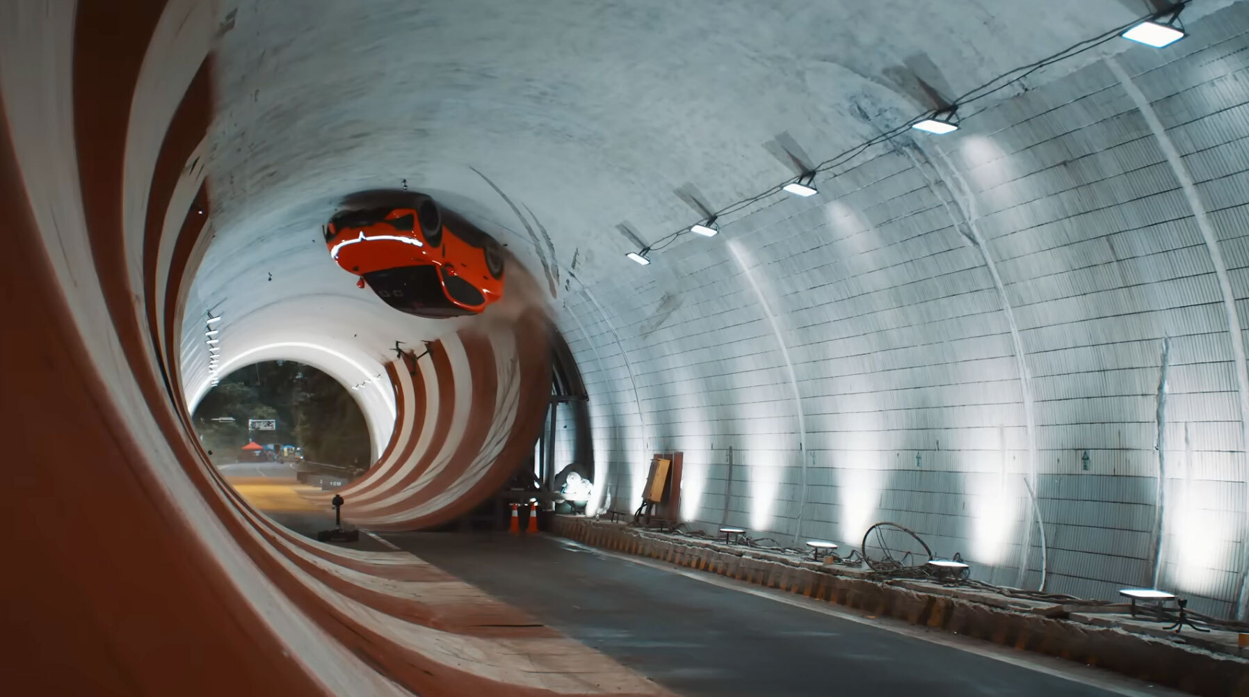Voyah apresenta SUV elétrico com looping de 360 graus em ação global da Dongfeng
