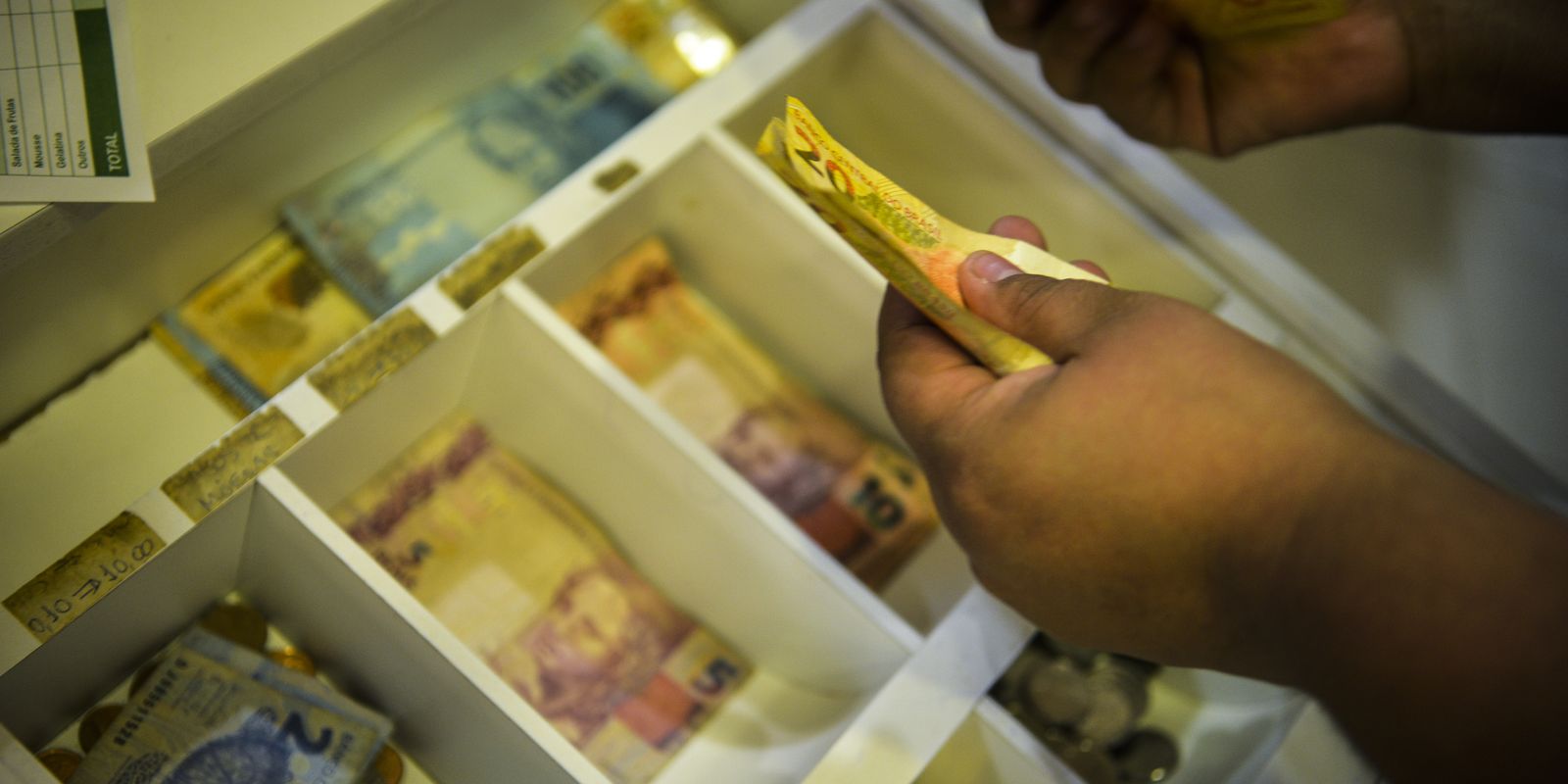 Abono salarial: trabalhadores nascidos em novembro e dezembro recebem último lote de 2026