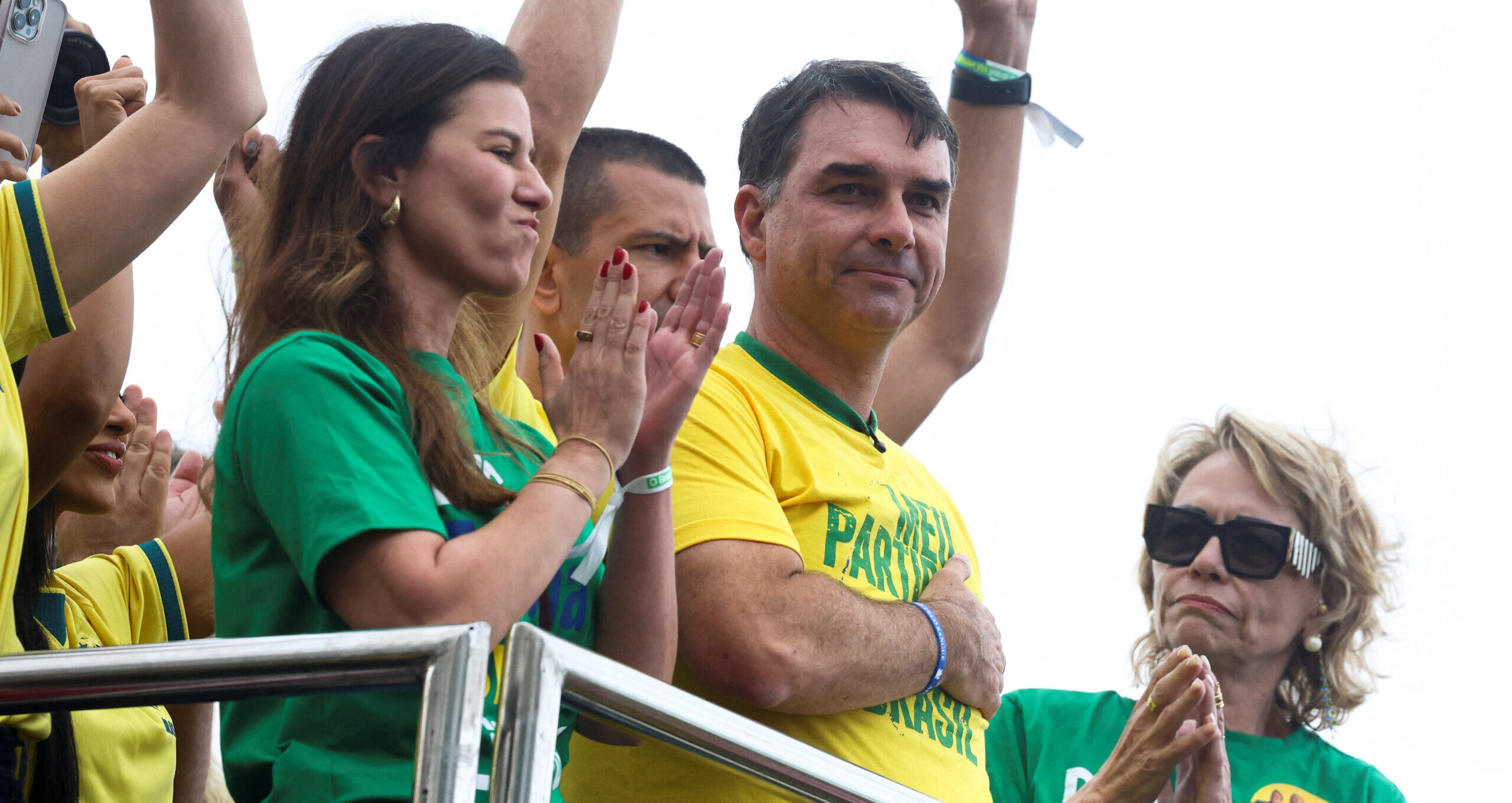 Flávio Bolsonaro inicia campanha com promessa de cortar impostos e gastos públicos