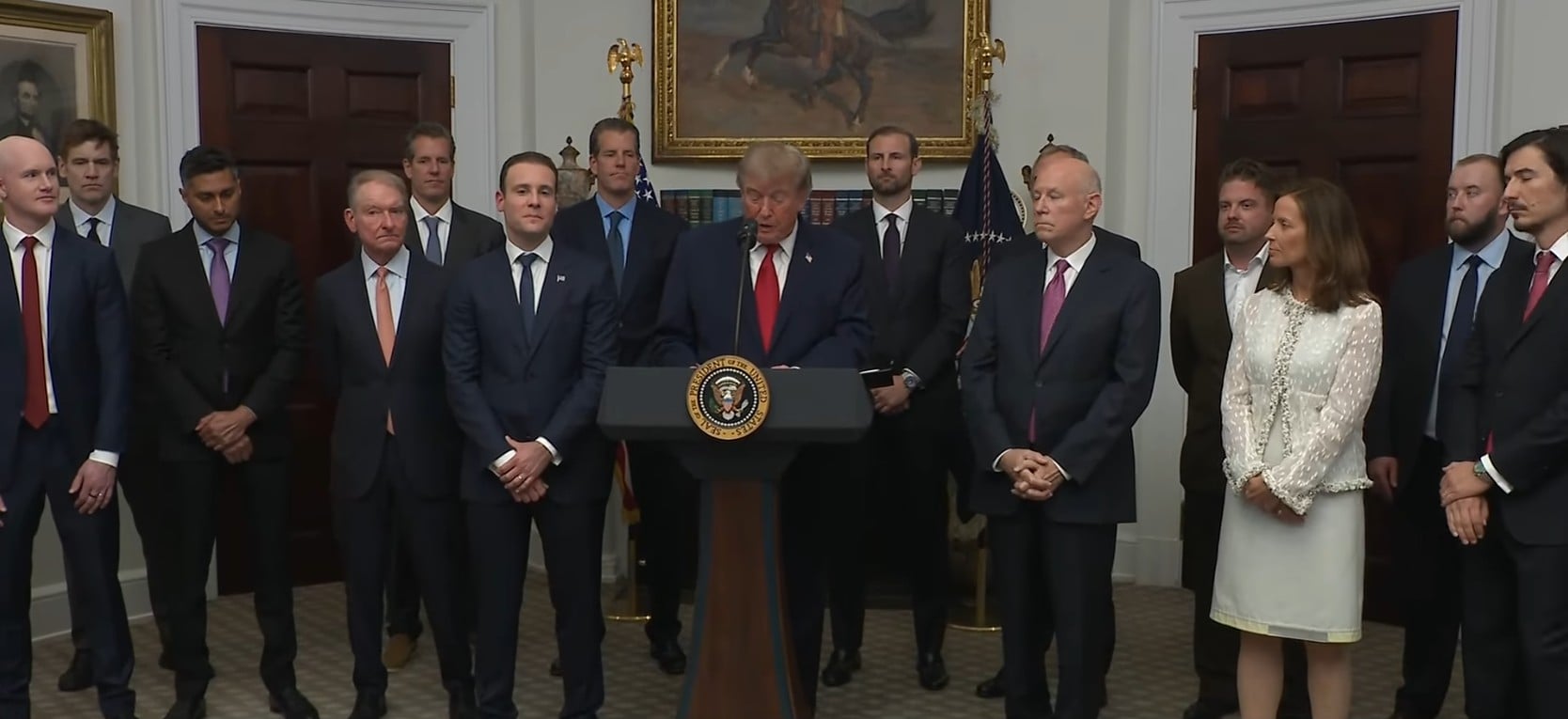 Trump reúne reguladores e executivos de criptomoedas na Casa Branca; XRP e HYPE sobem
