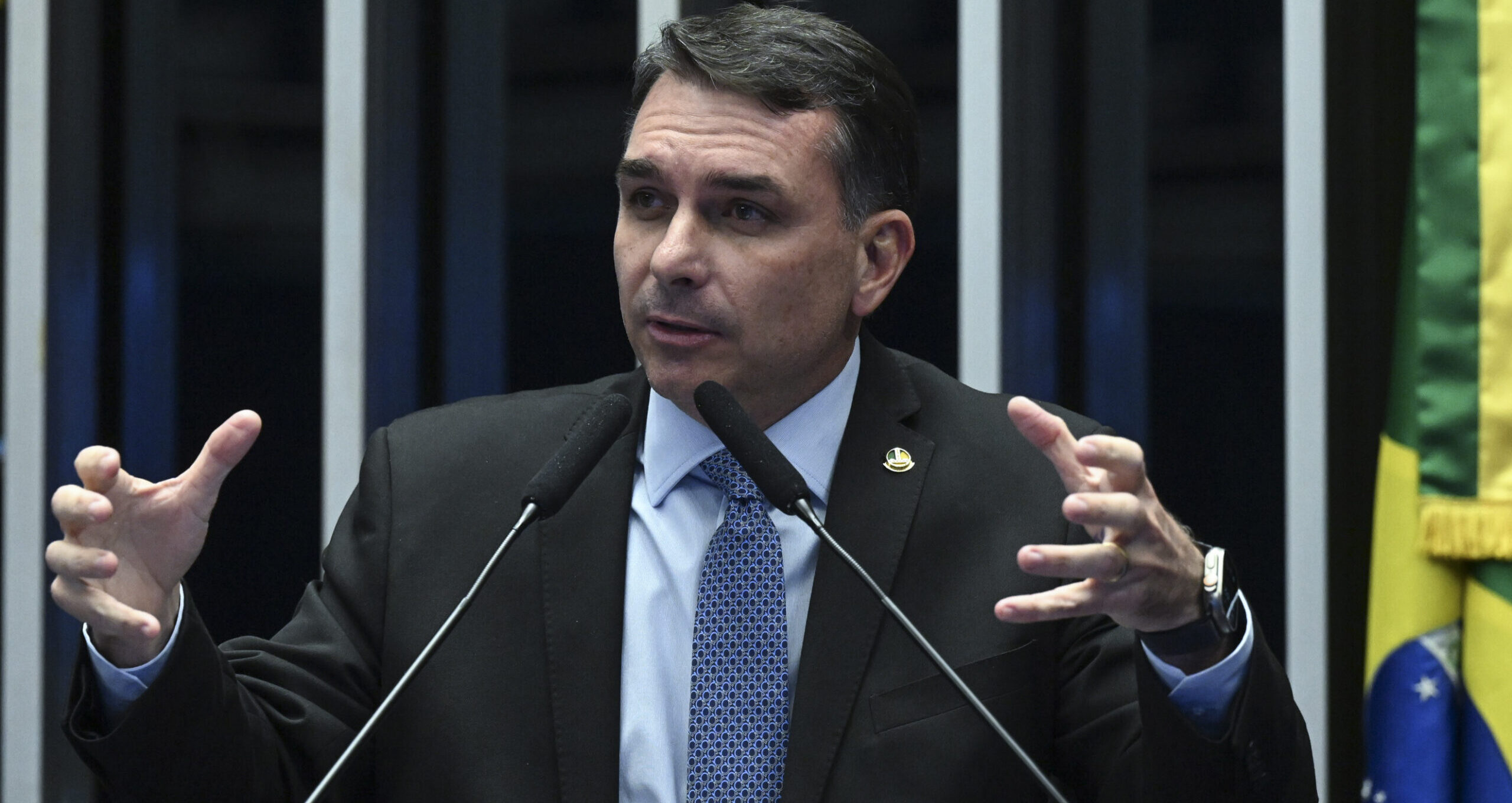 Flávio Bolsonaro diz que El Salvador é pouco e promete mais de 500 mil vagas em presídios