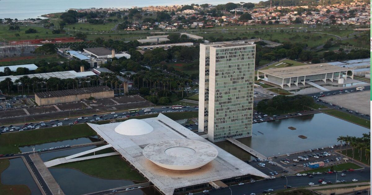Lula e Flávio Bolsonaro vão ao 2º turno com Congresso mais à direita